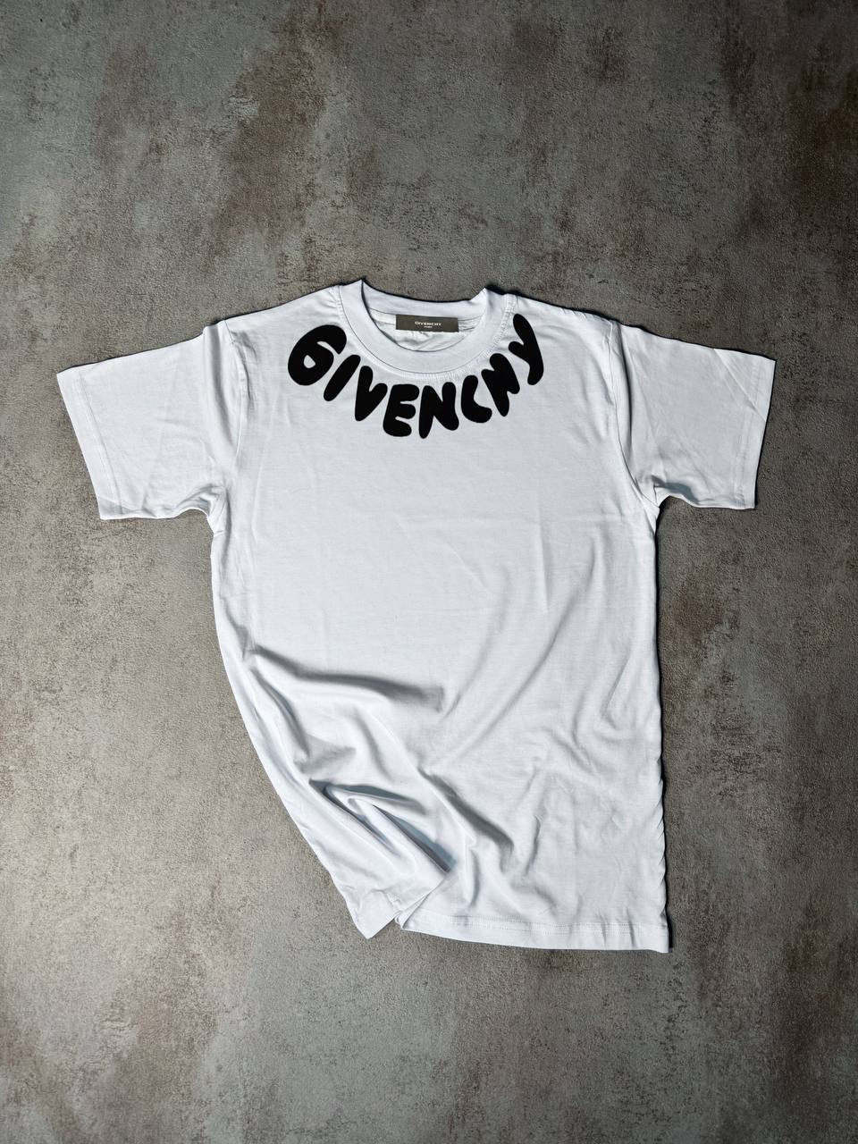 Camiseta Givenchy blanco logo negro cuello