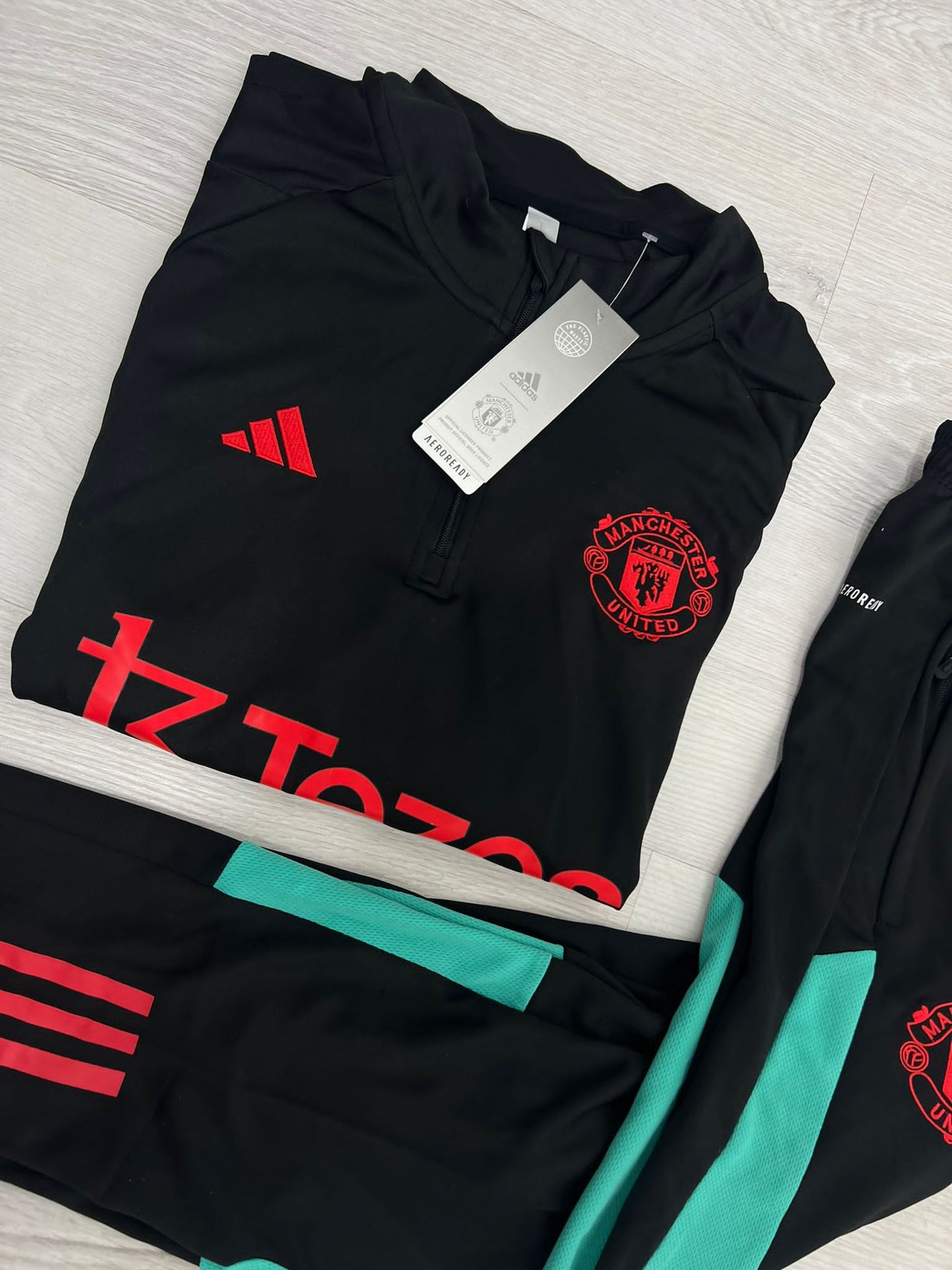 Chandal Manchester United negro detalles rojos y verde