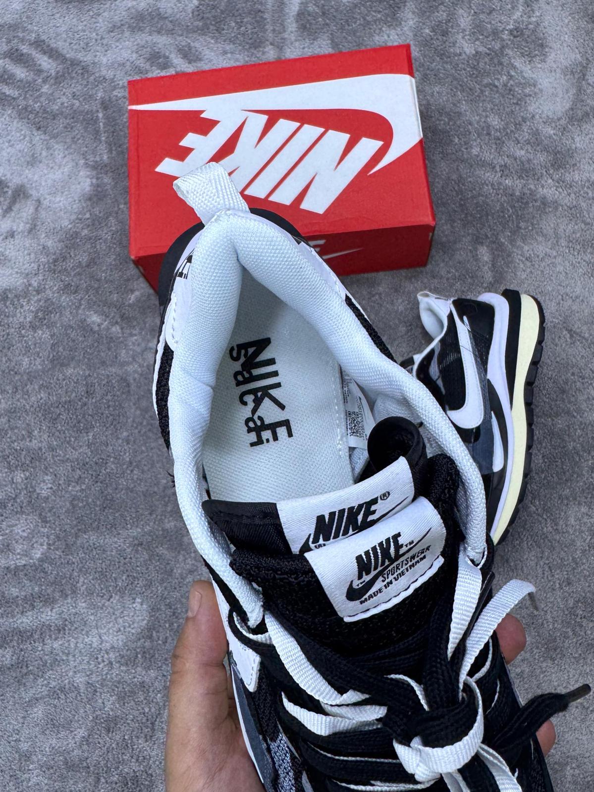 Nike x sacai vaporwaffle black white