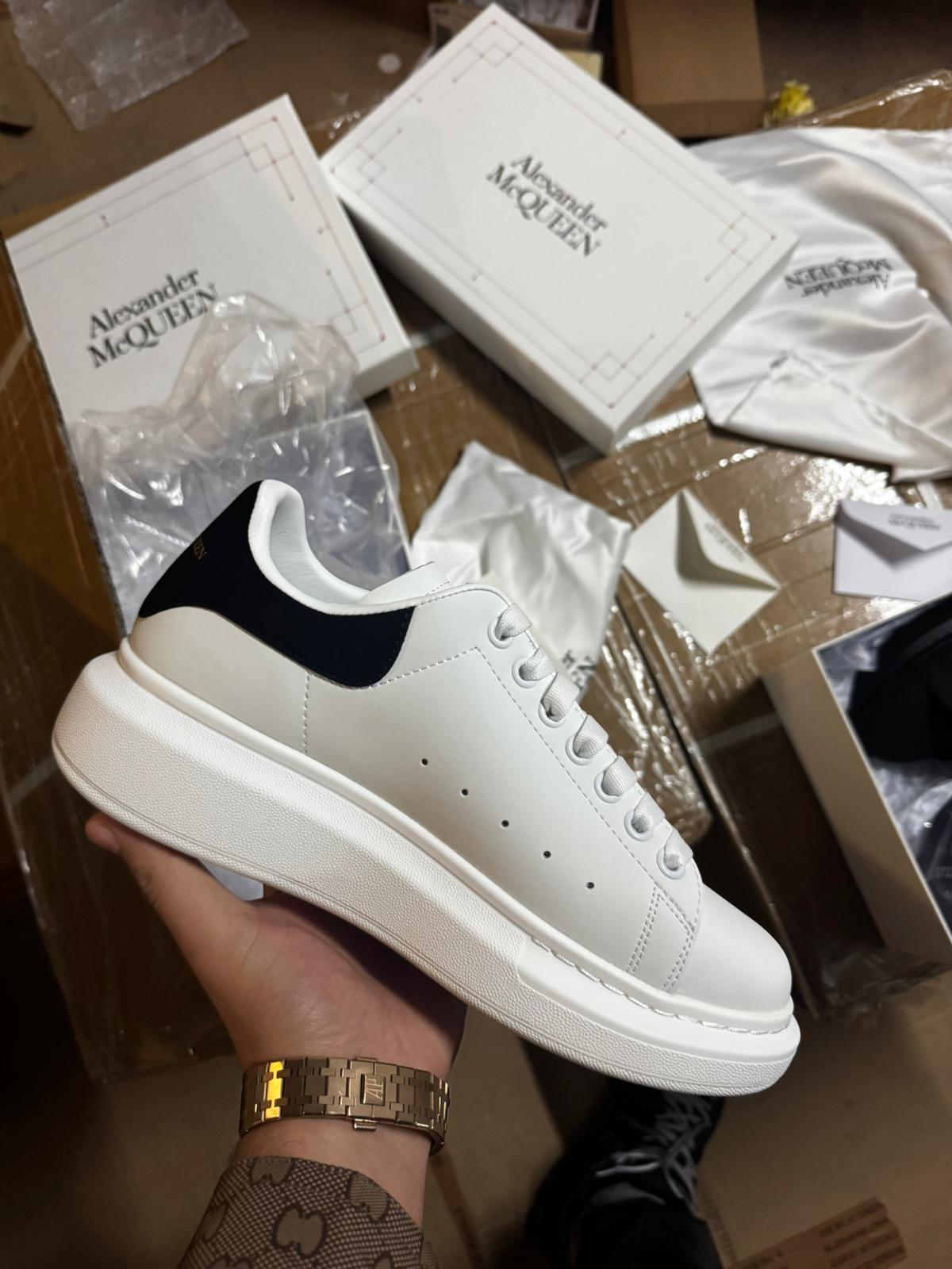 Alexander Mcqueen blancas detalles negros logo dorado