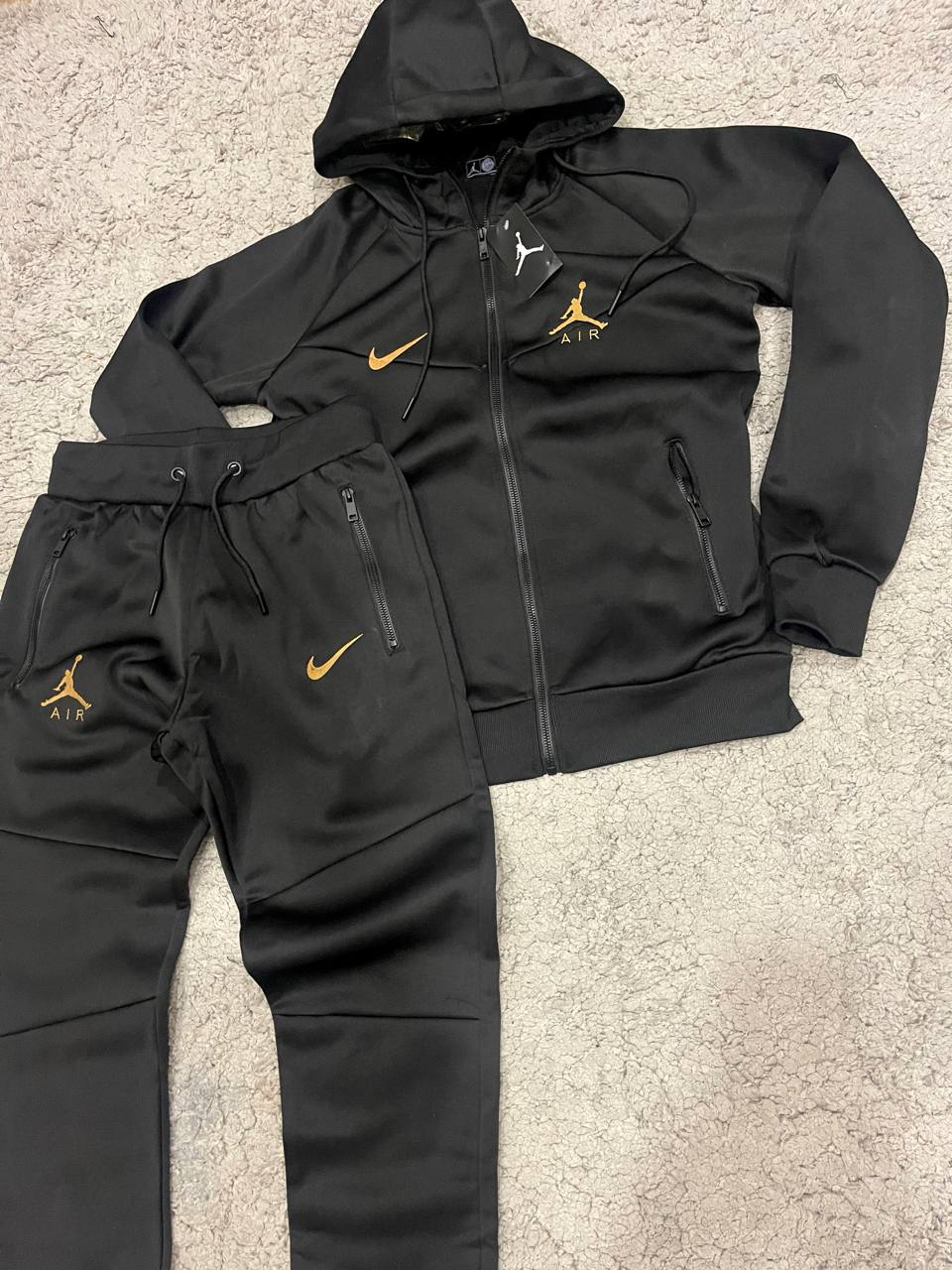 Chandal negro Jordan logo dorado