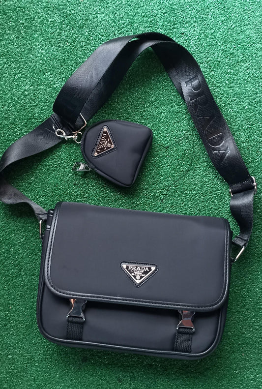 Bolso Prada negro logo plateado y negro