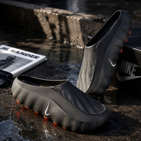 NIKE CALM MULE NEGRAS LOGO PLATEADO