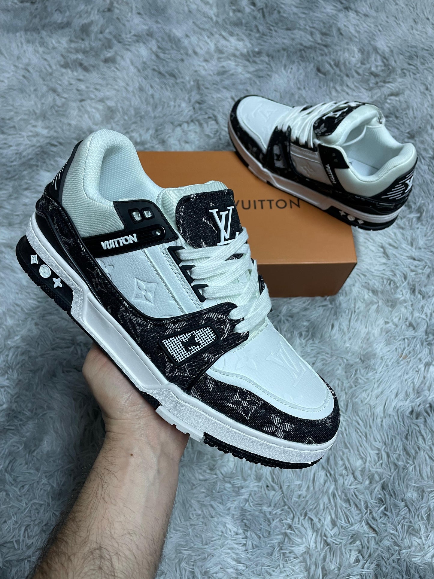 LV Trainer blancas y negras