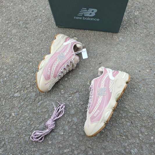 New balance 1000 rosas y crema logo gris contorno crema
