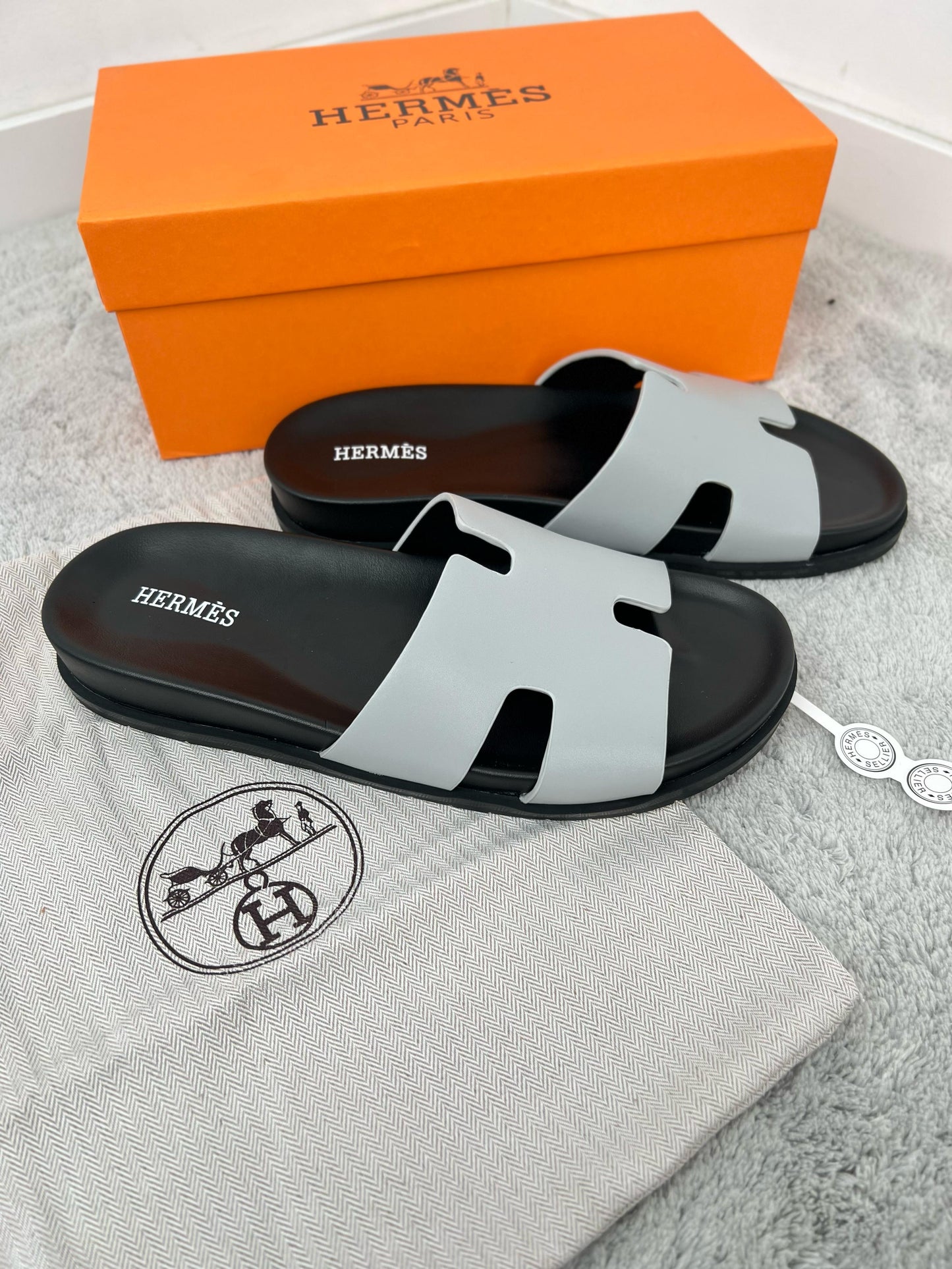 Chancla Hermes negra y gris