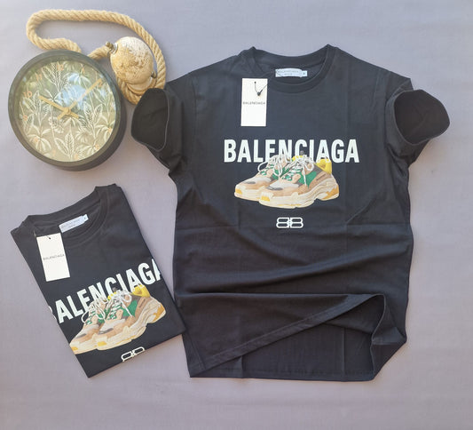Camiseta balenciaga negra logo blanco zapatos