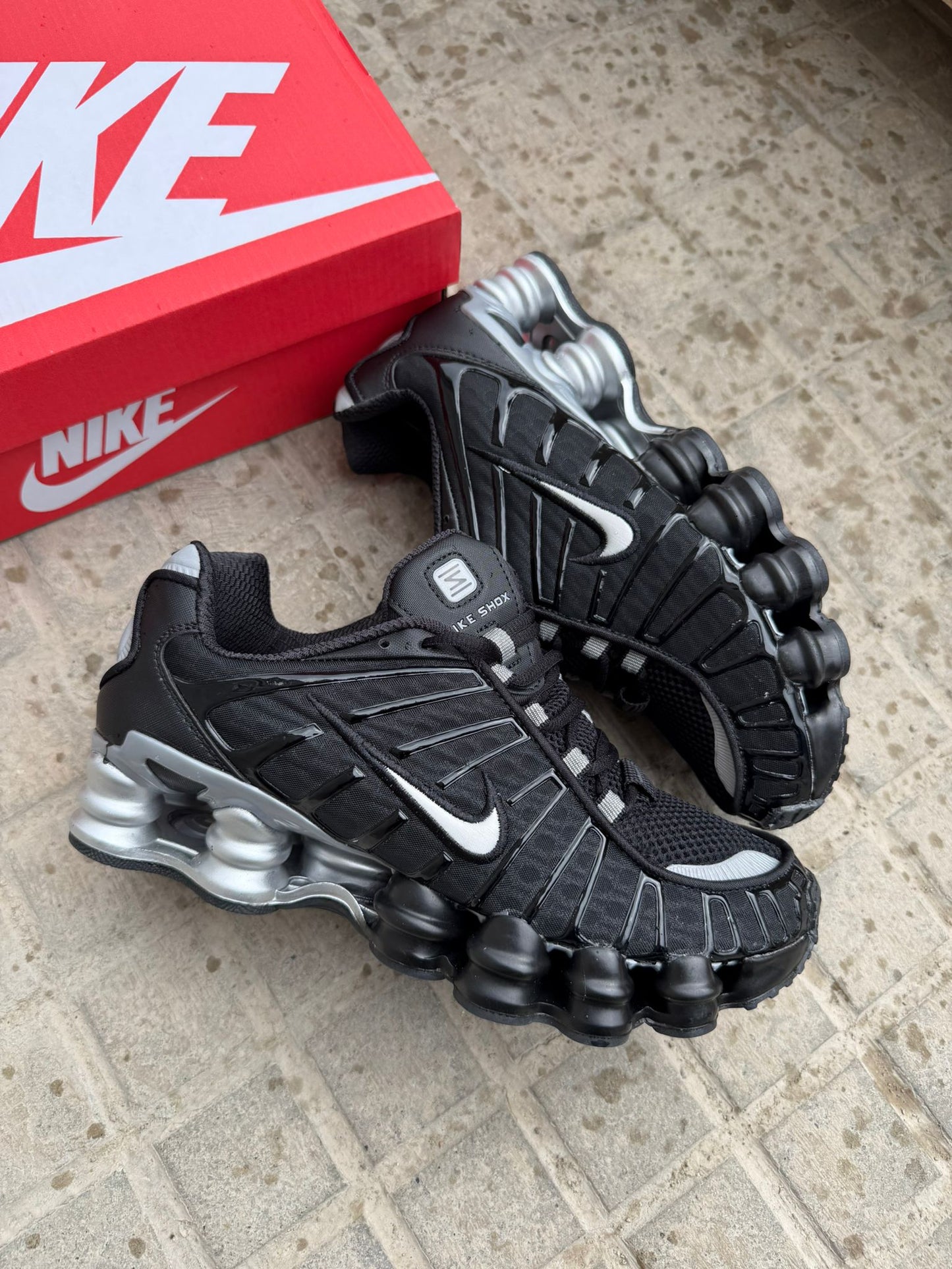 Shox negras logo plateado