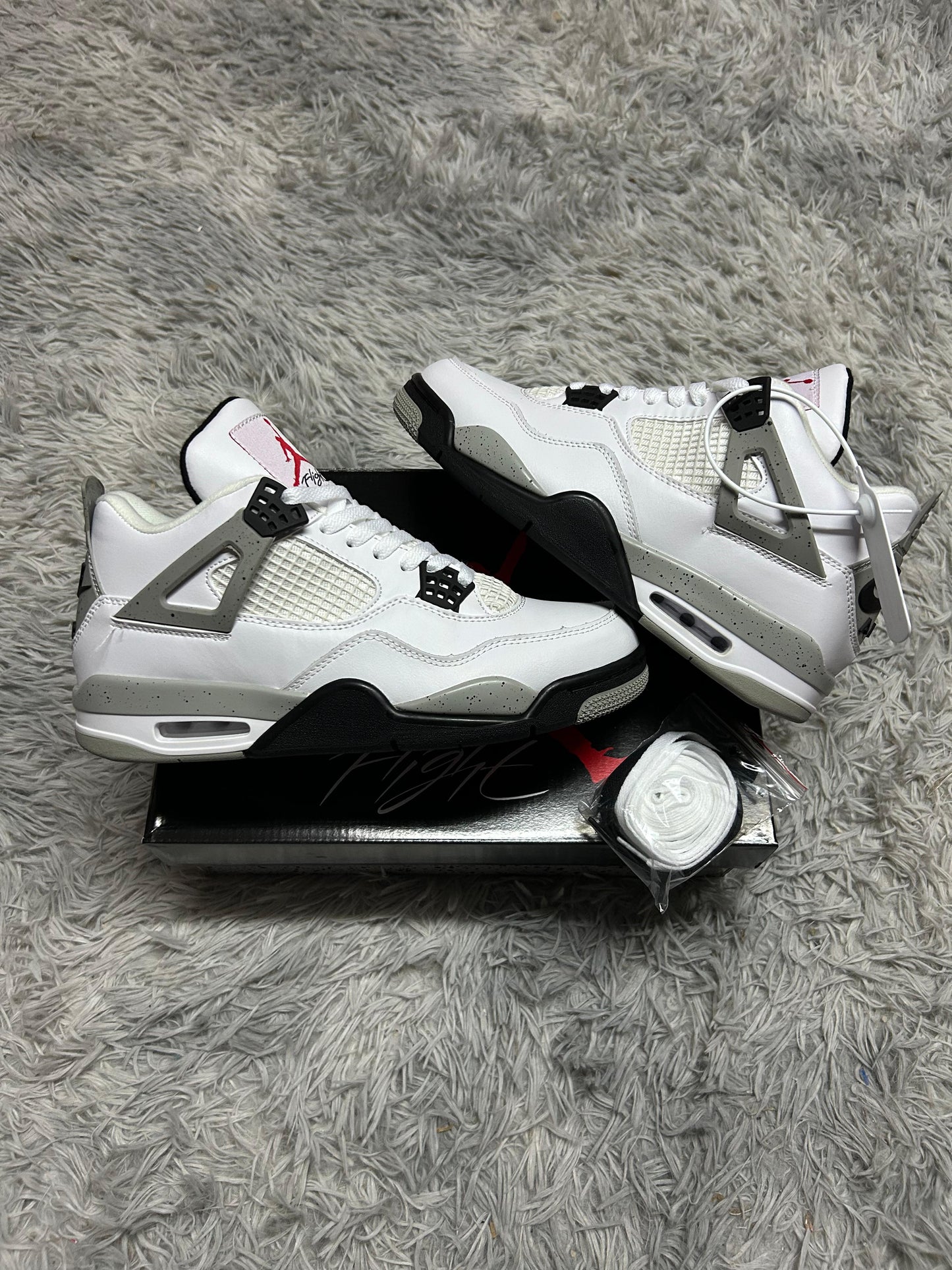 JORDAN 4 blancos detalles grises y negros