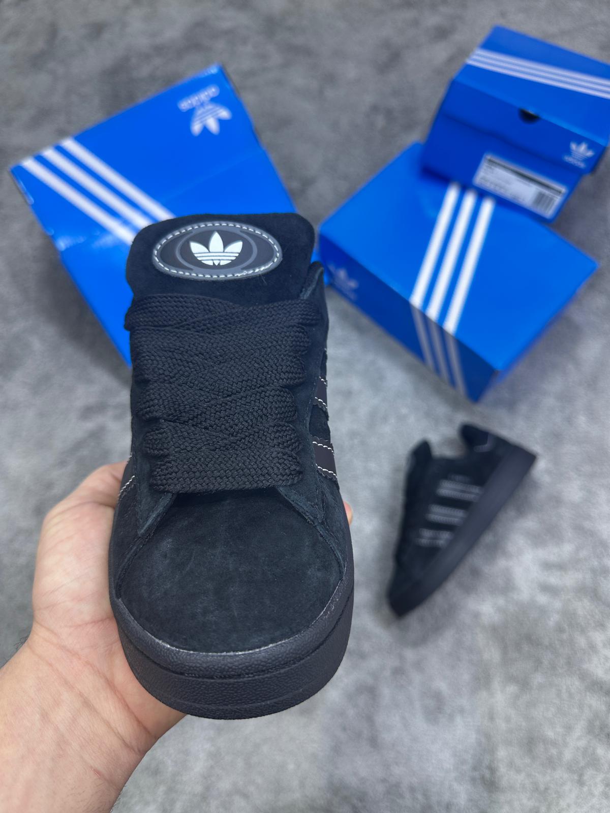 Adidas campus negras logo blanco