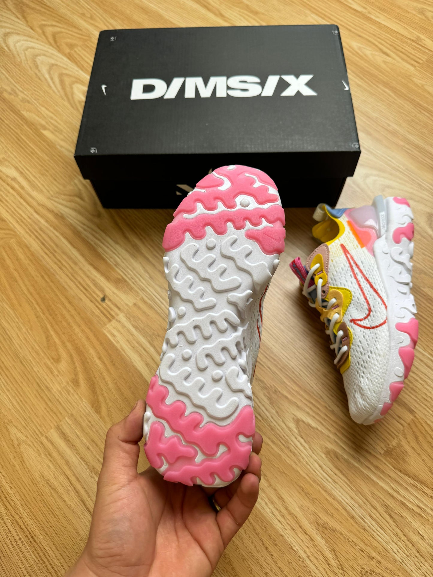 Nike react vision blanco logo rosa detalles amarillos