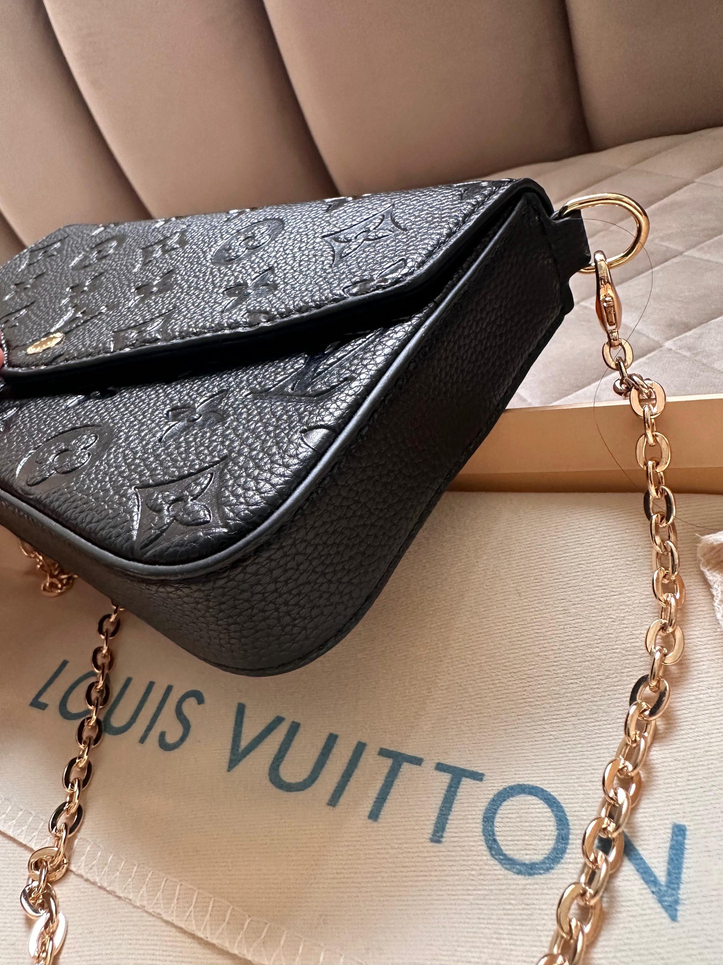 Bolso LV negro logo dorado Pochette Félicie