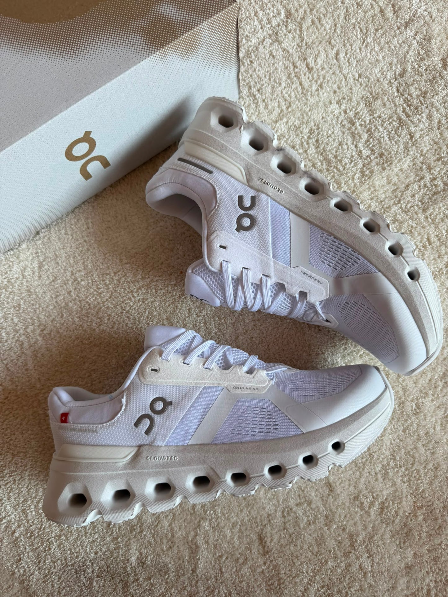 Zapatillas On Running CLOUDTILT blanco logo gris