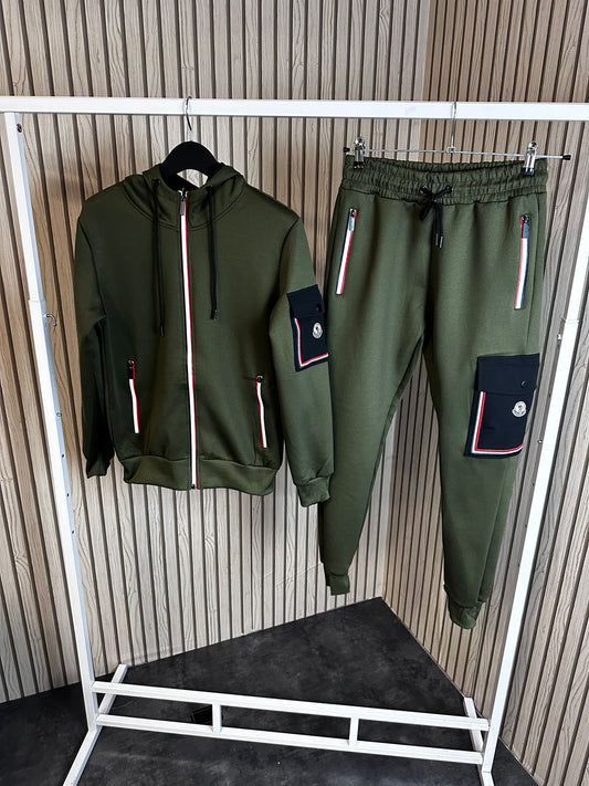 Chándal moncler verde bosque con detalles negros y rojos