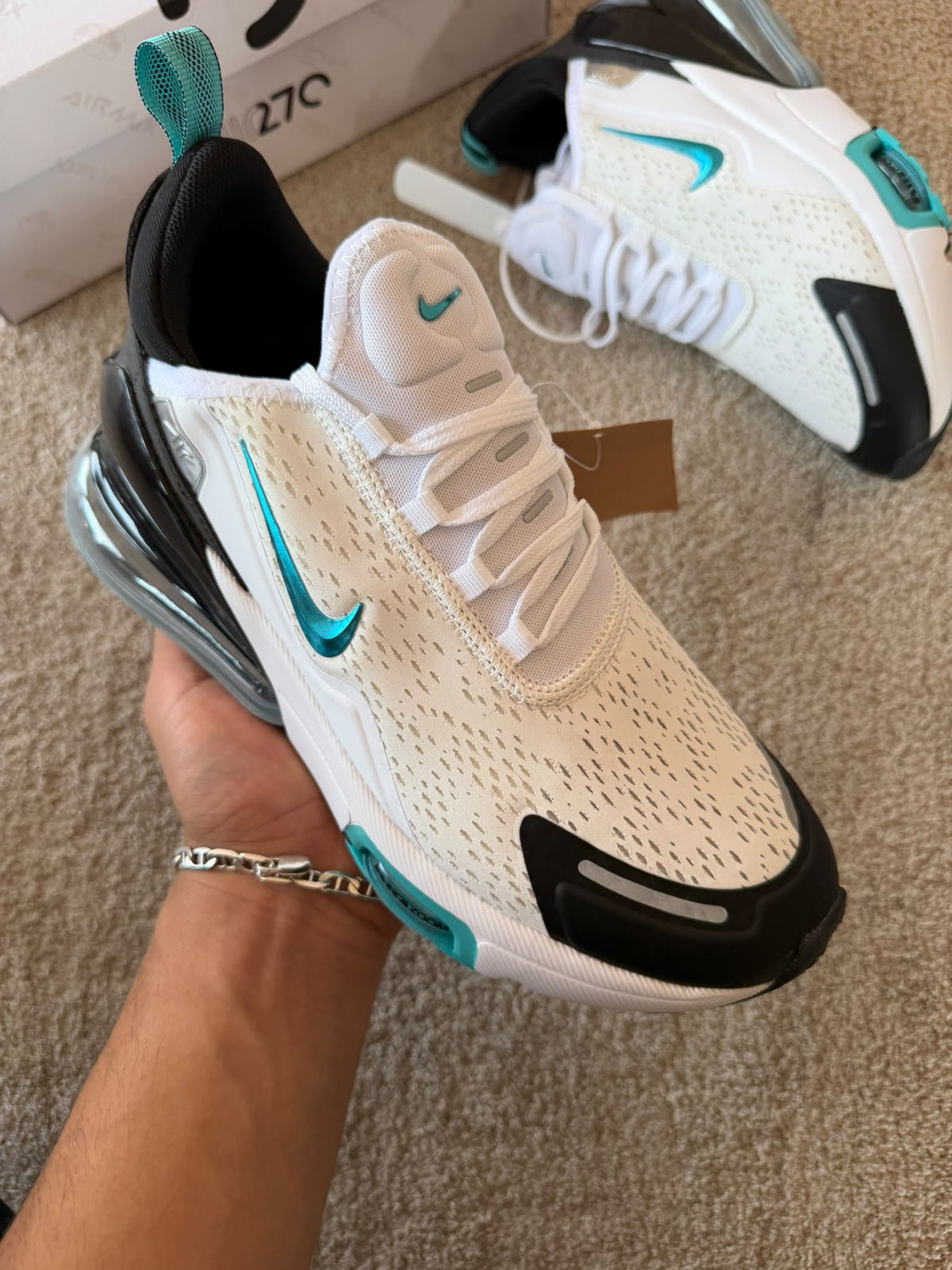 Air max 270 blanca logo azul detalles negros