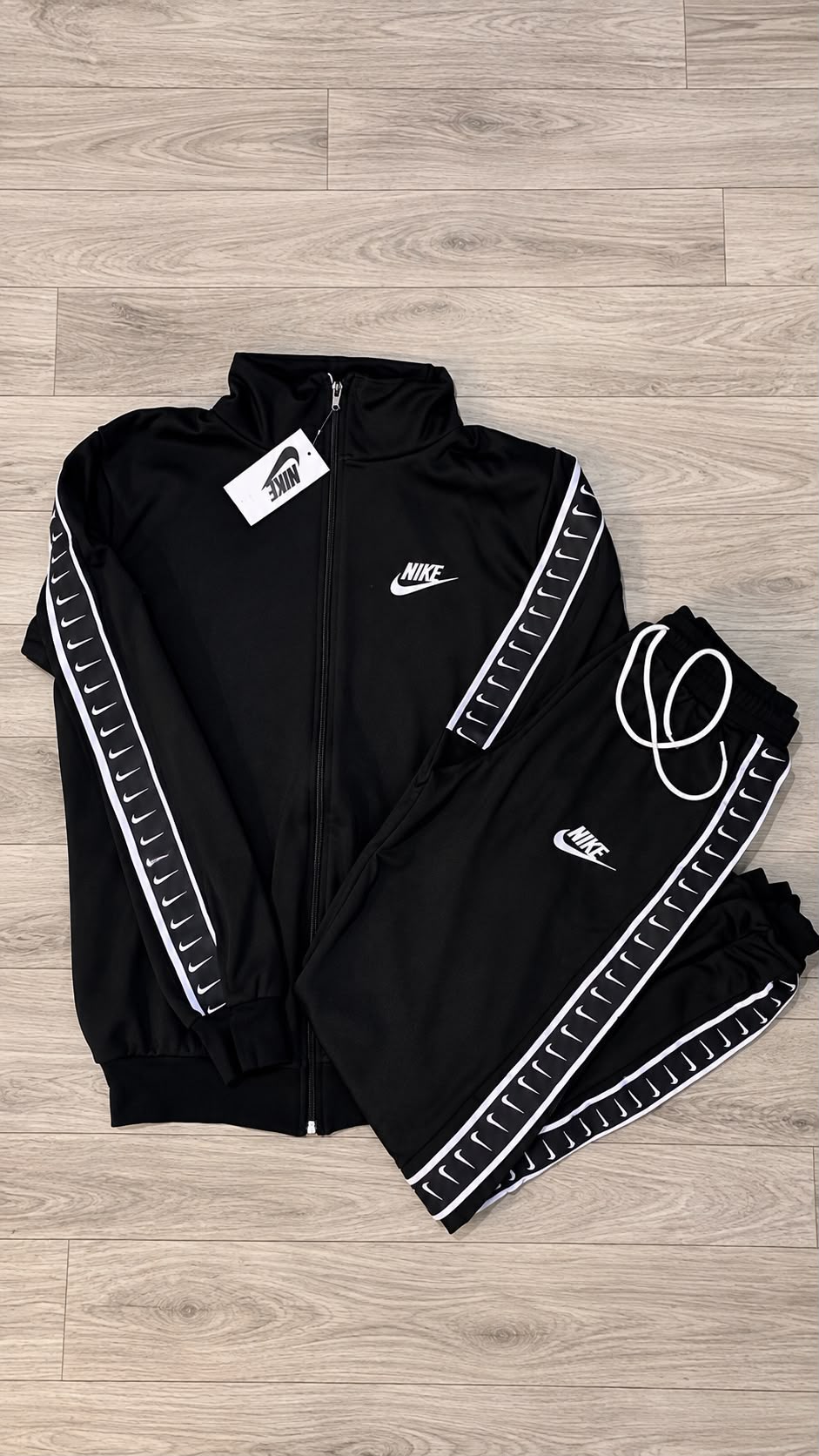 CHANDAL NIKE NEGRO LOGO BLANCO LINEAS LATERALES