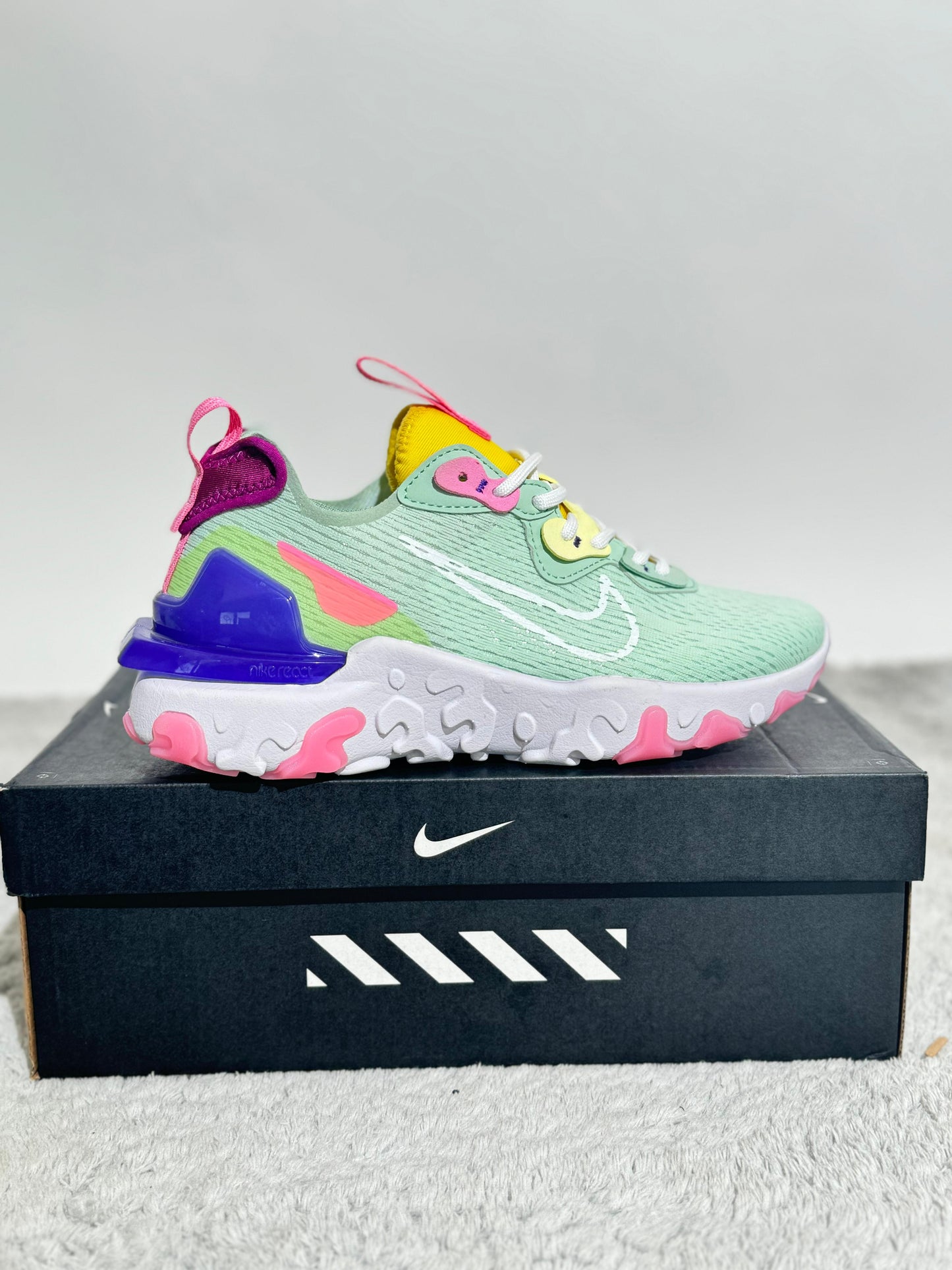 Nike react vision verde logo blanco detalles colores