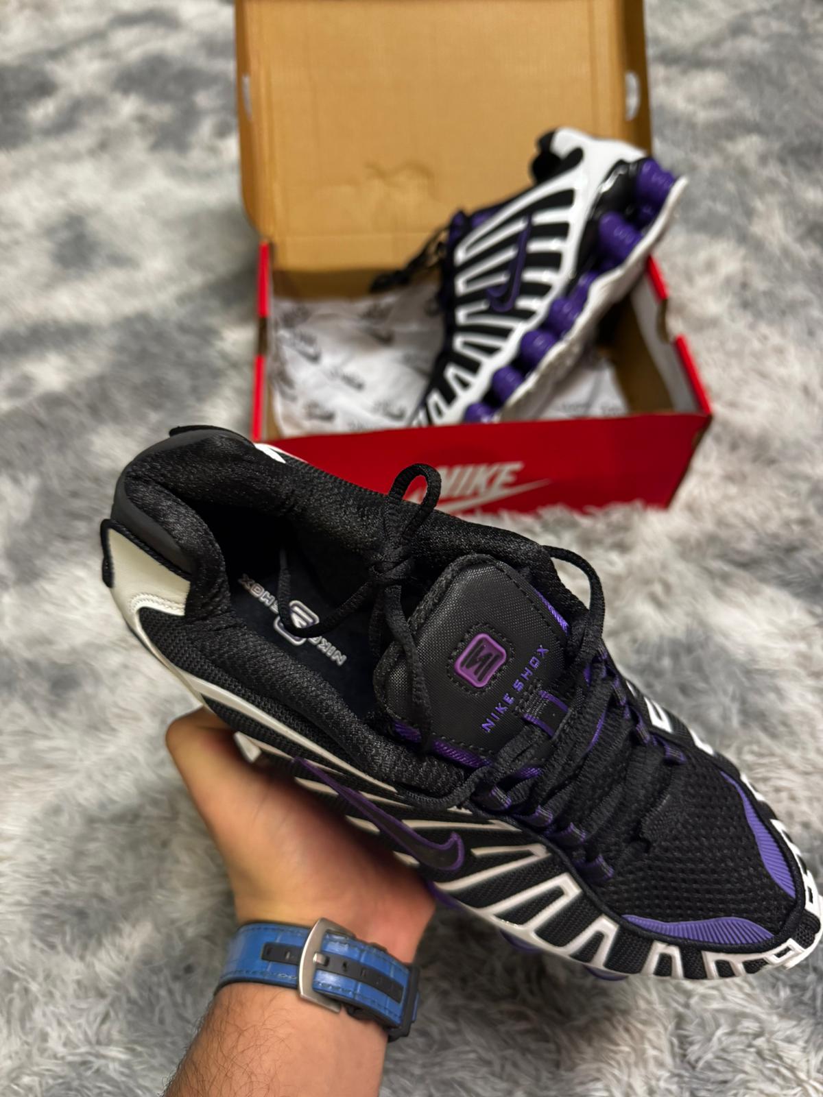 Shox negras y blancas logo negro contorno morado