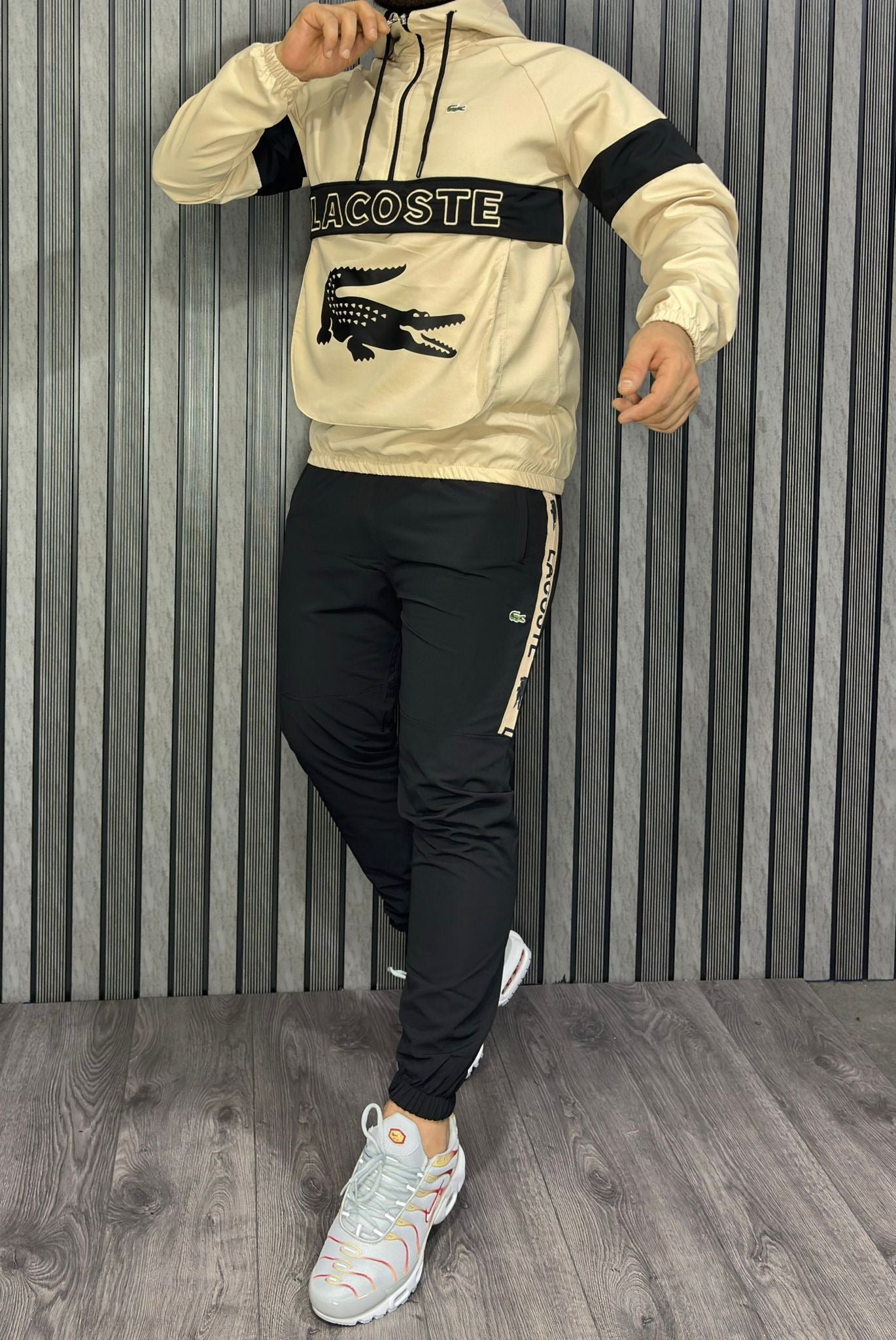 Chandal lacoste beige y negro logo verde