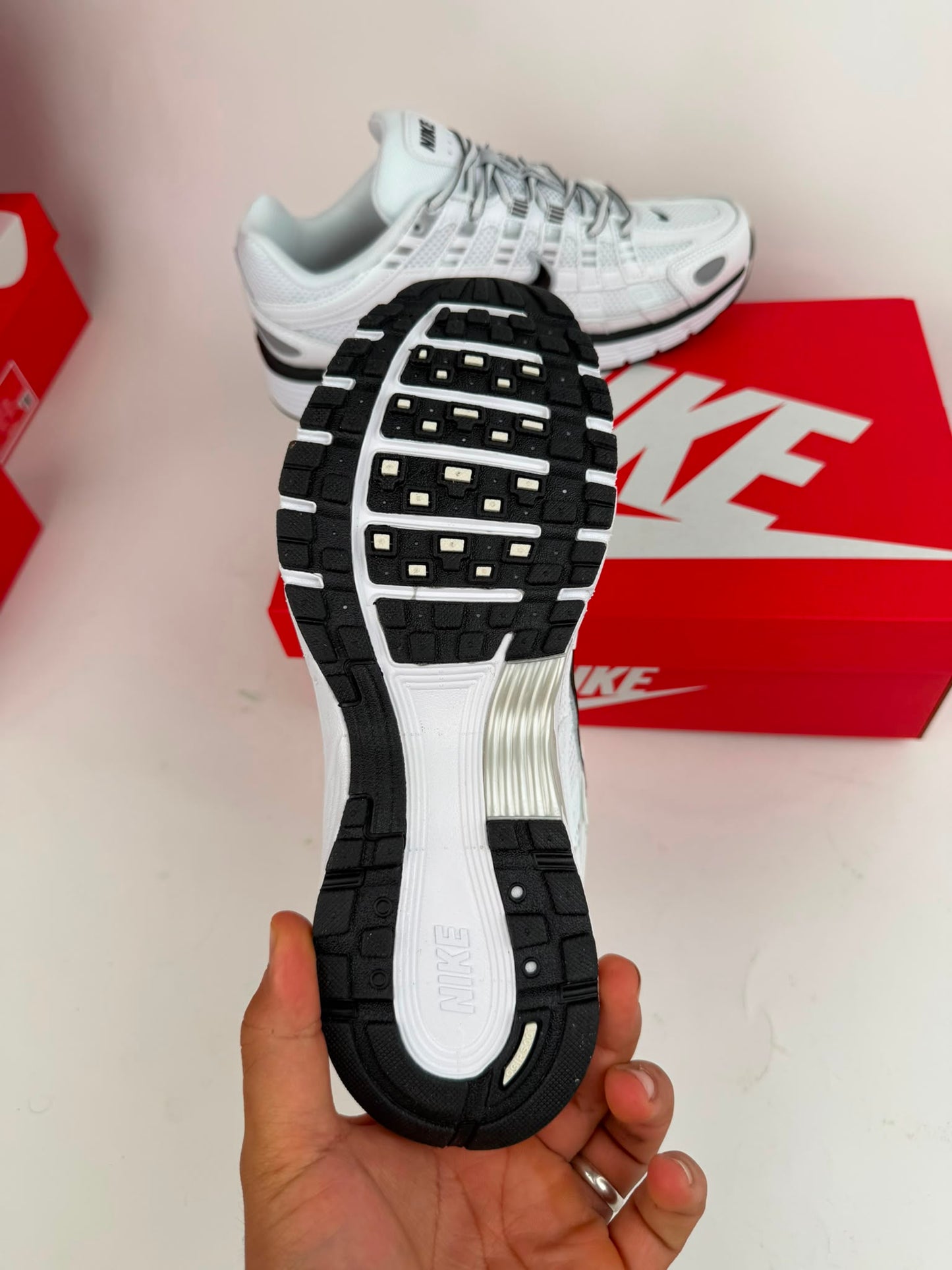 Nike P-6000 blancas logo negro contorno gris