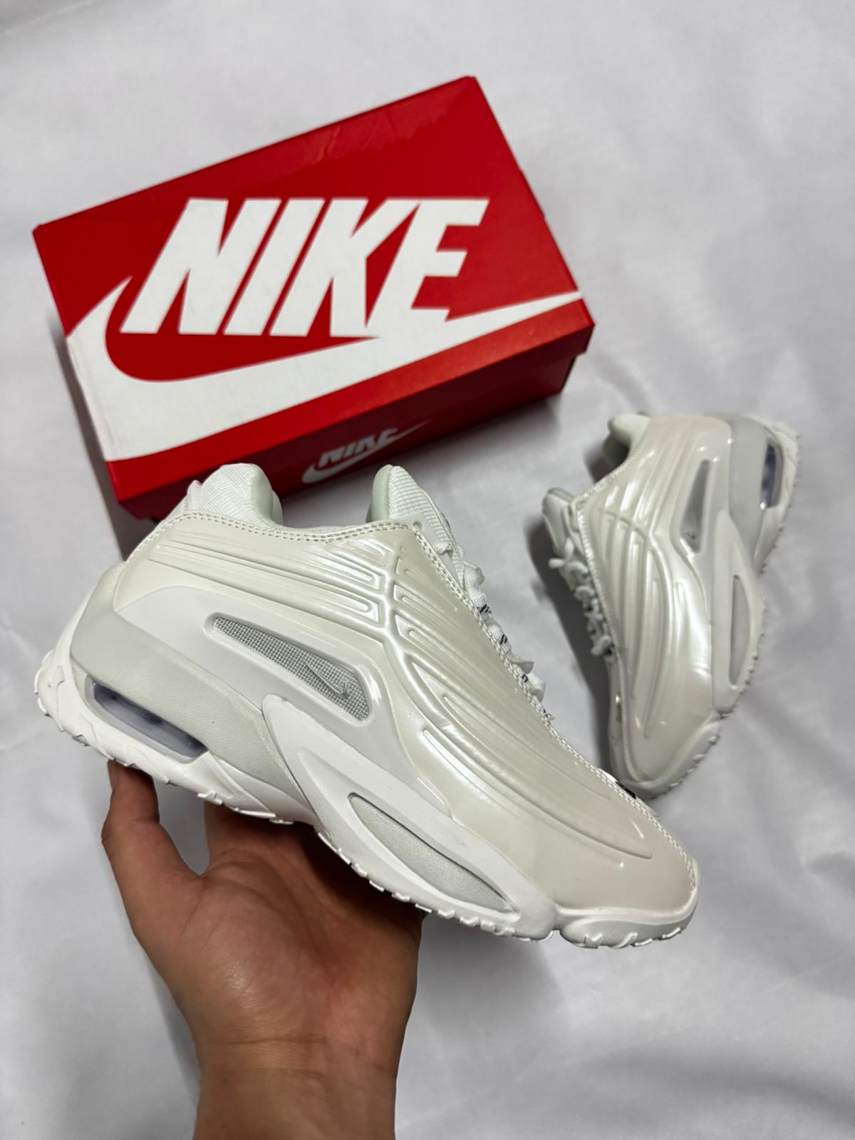 Nike nocta blanco detalles grises