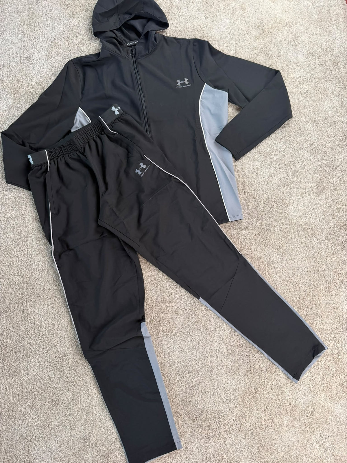 Chandal Under Armour negro logo gris