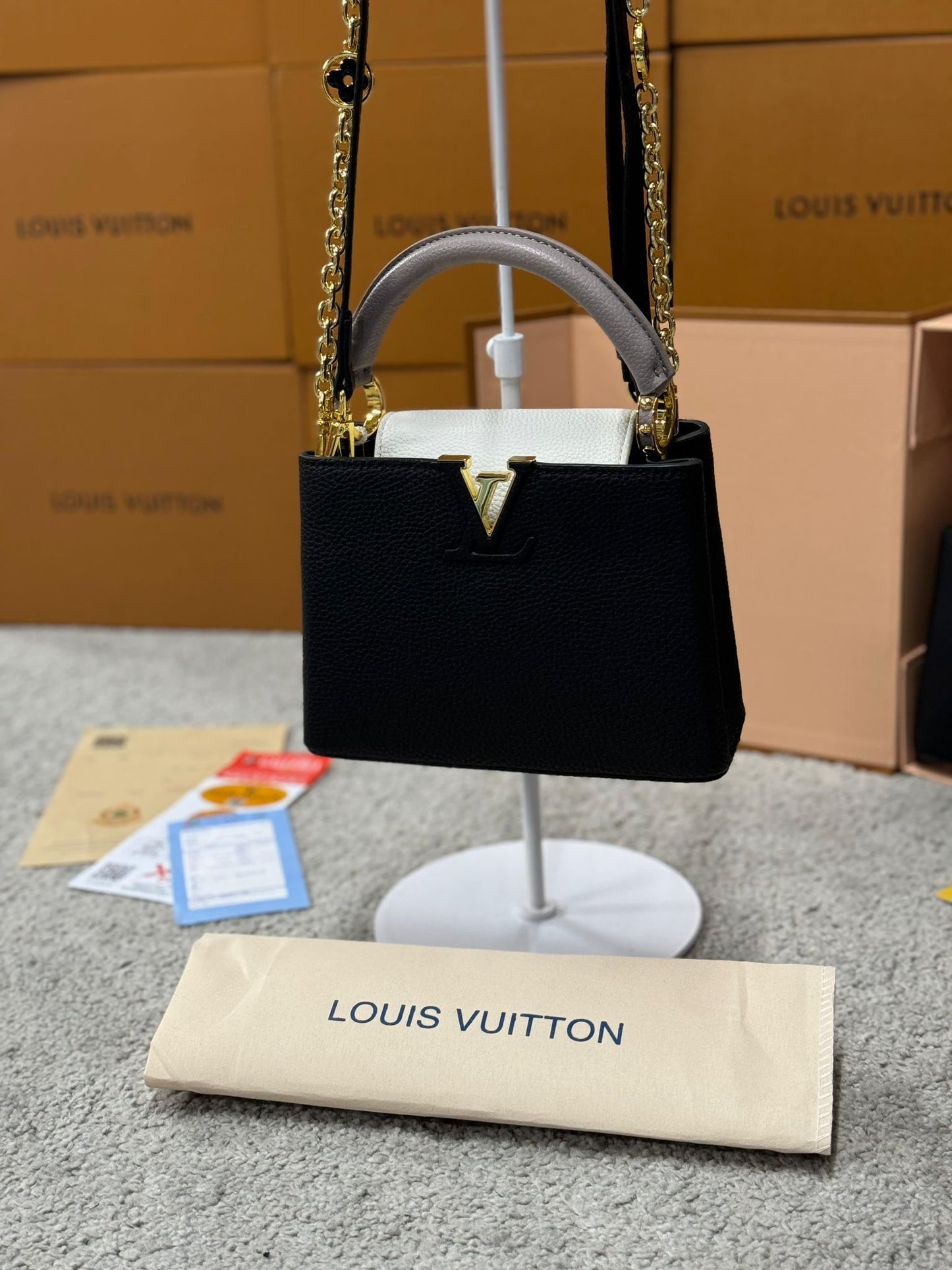 Bolso LV negra y blanca logo dorado