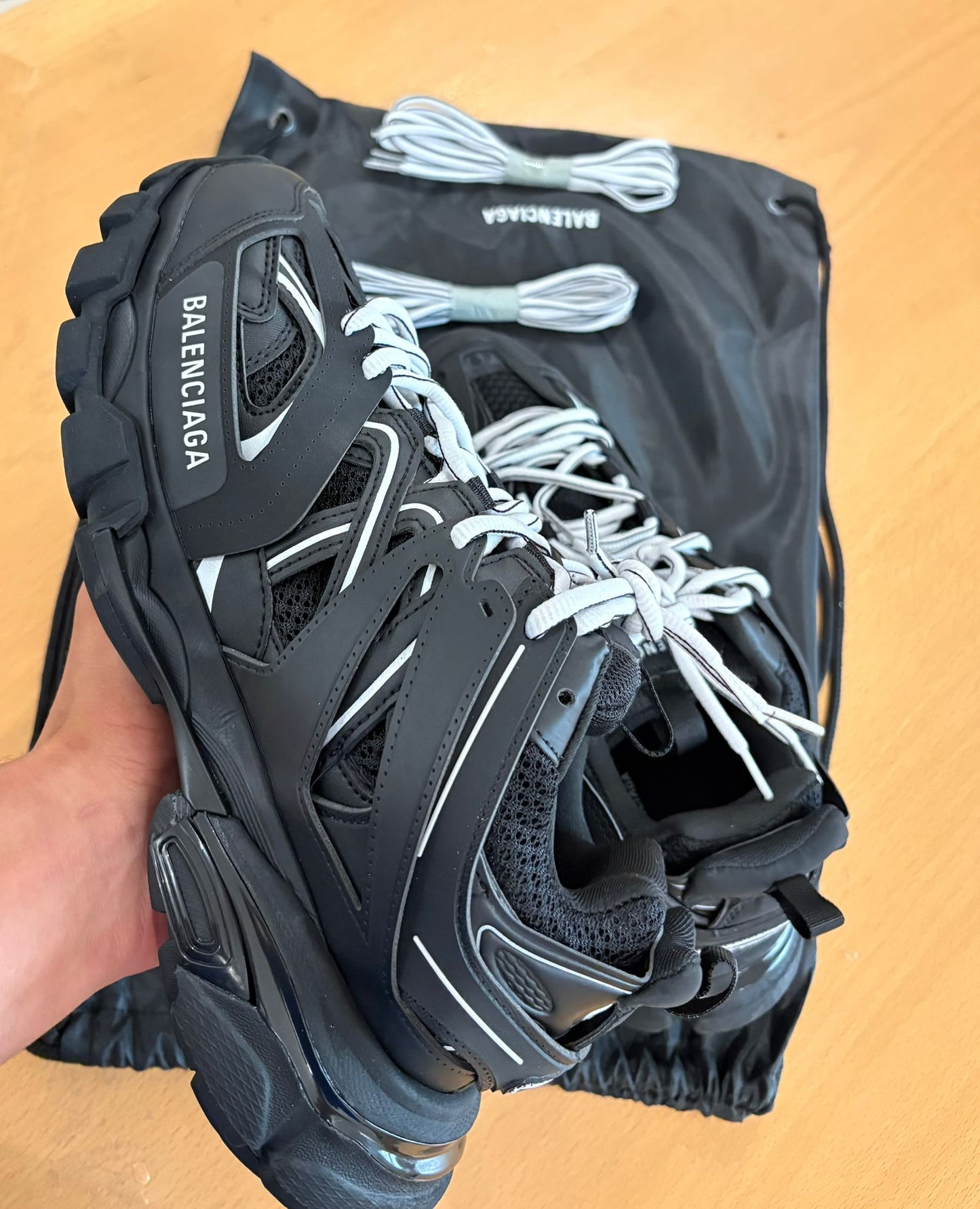 Balenciaga triple S negras detalles blancos