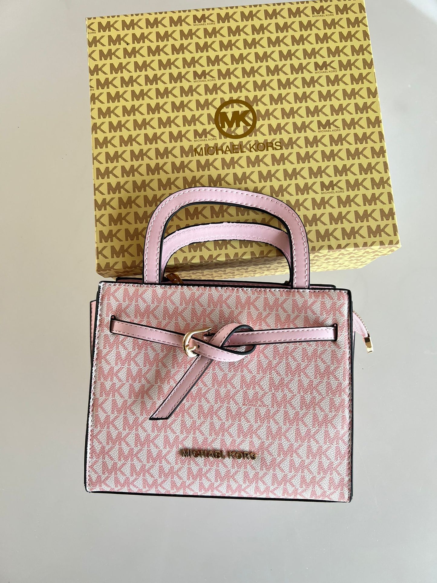Bolso Michael Kors rosa y blanco logo dorado