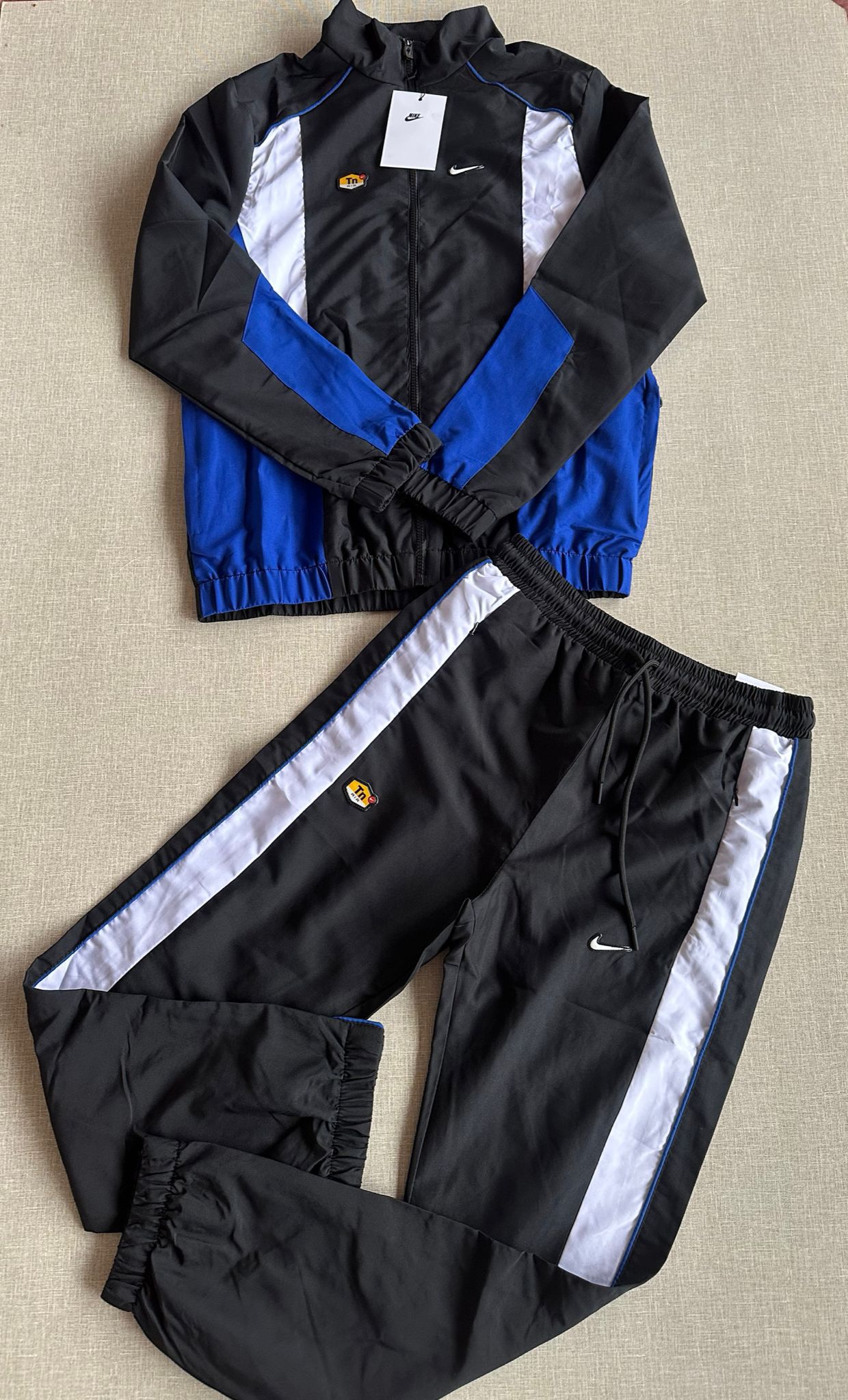 Chandal Nike TN negro y azul logo blanco contorno negro
