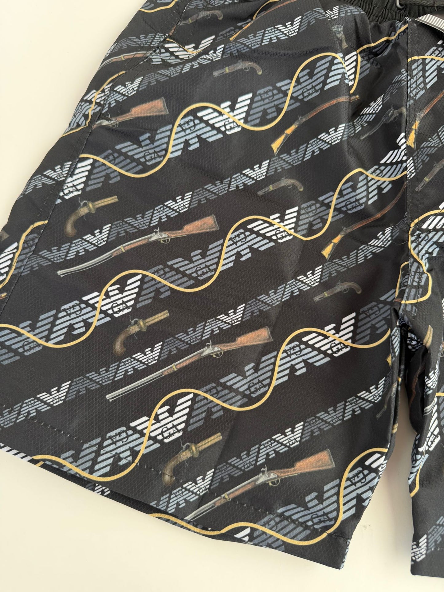 Pantalon Corto Armani negro logos grises detalles dorados