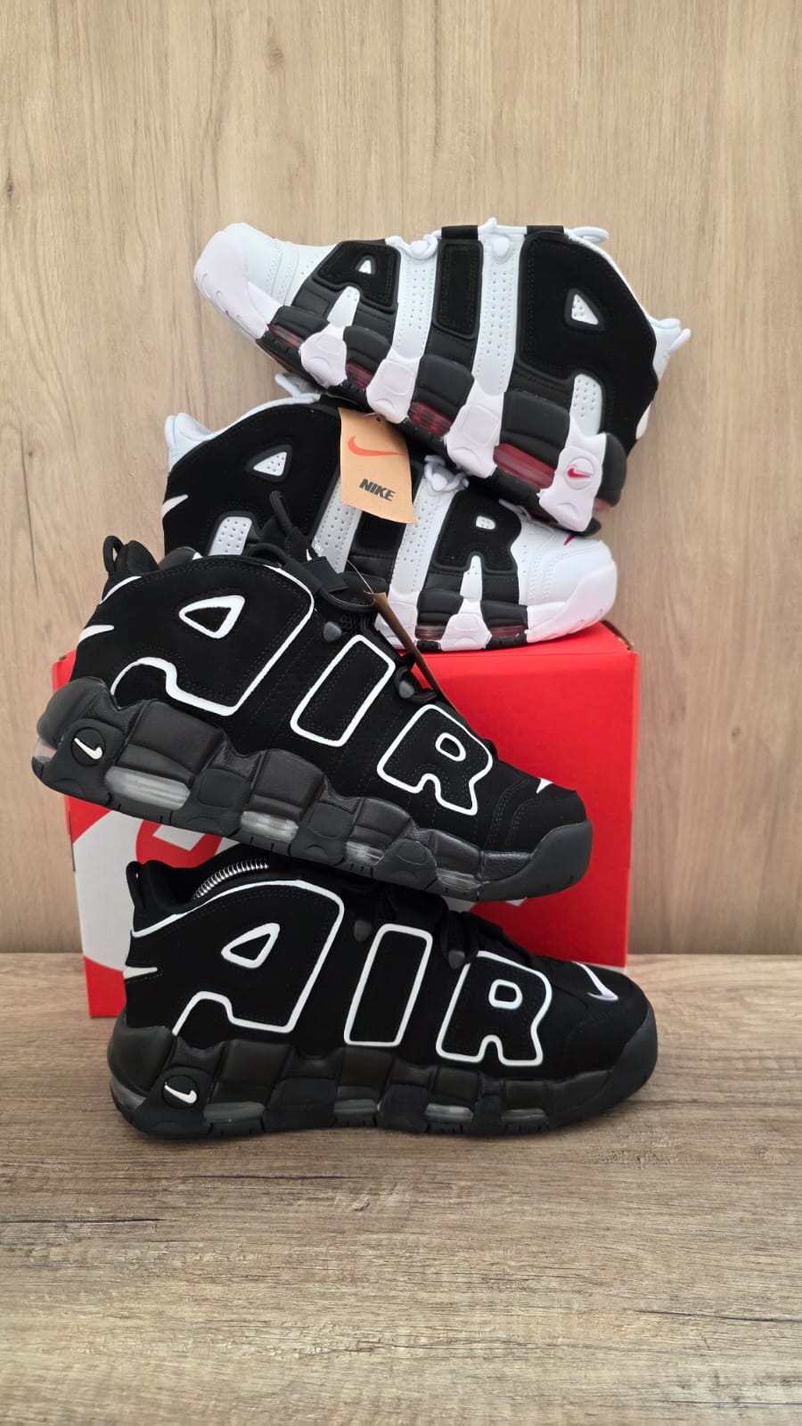 Uptempo negra logo blanco