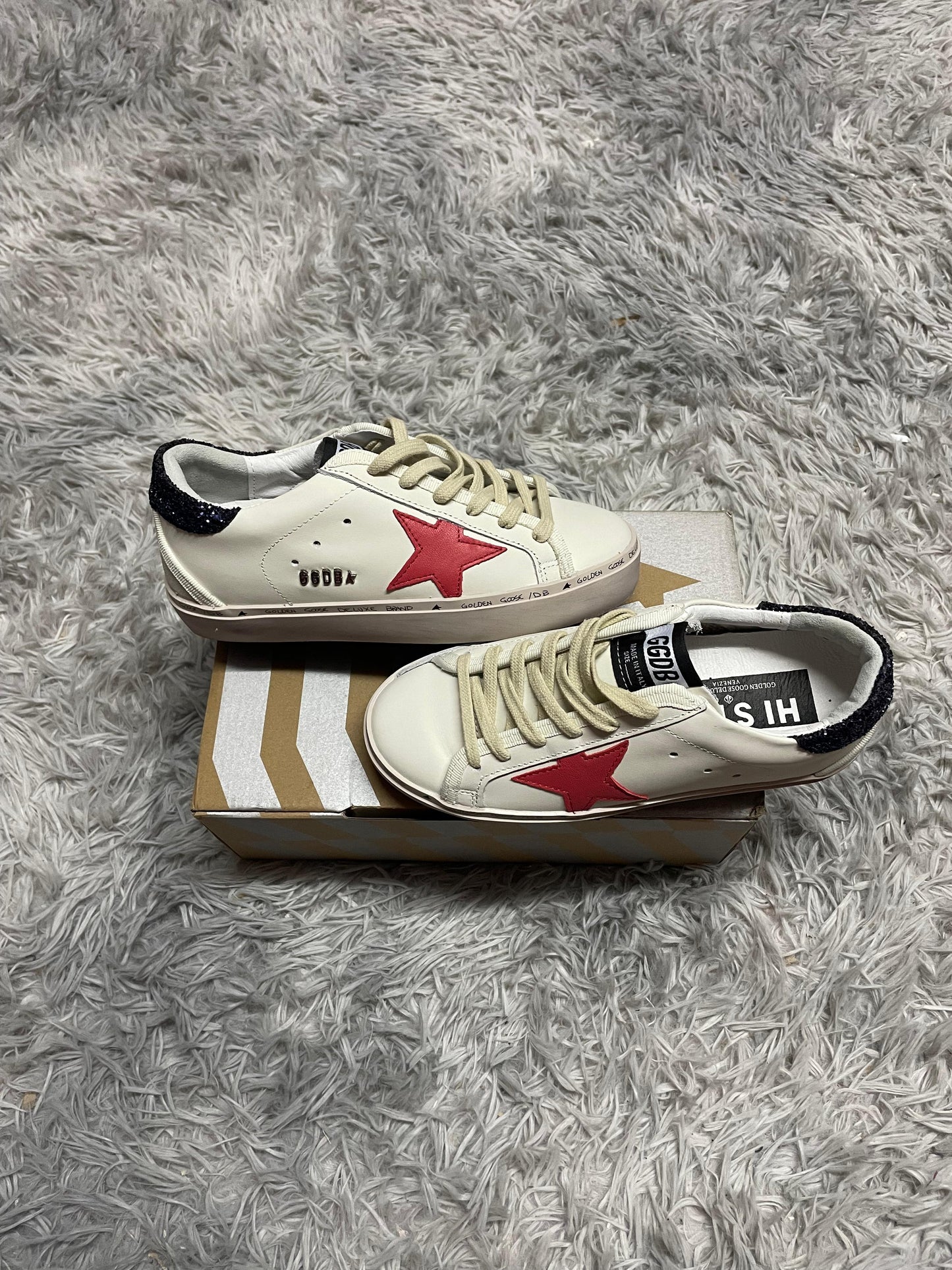 Golden Goose blancas logo rojo detalles negros