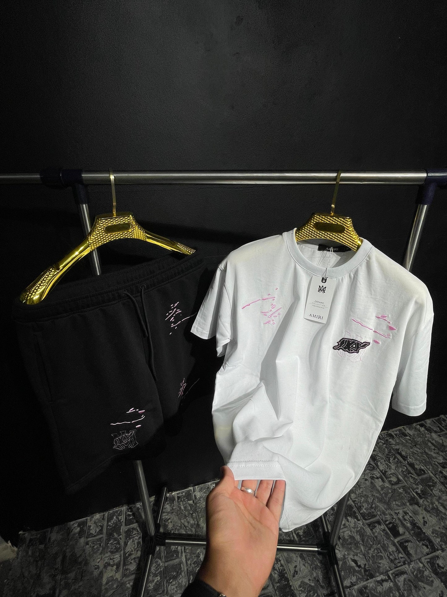 Conjunto AMIRI blanco logo rosa y negro