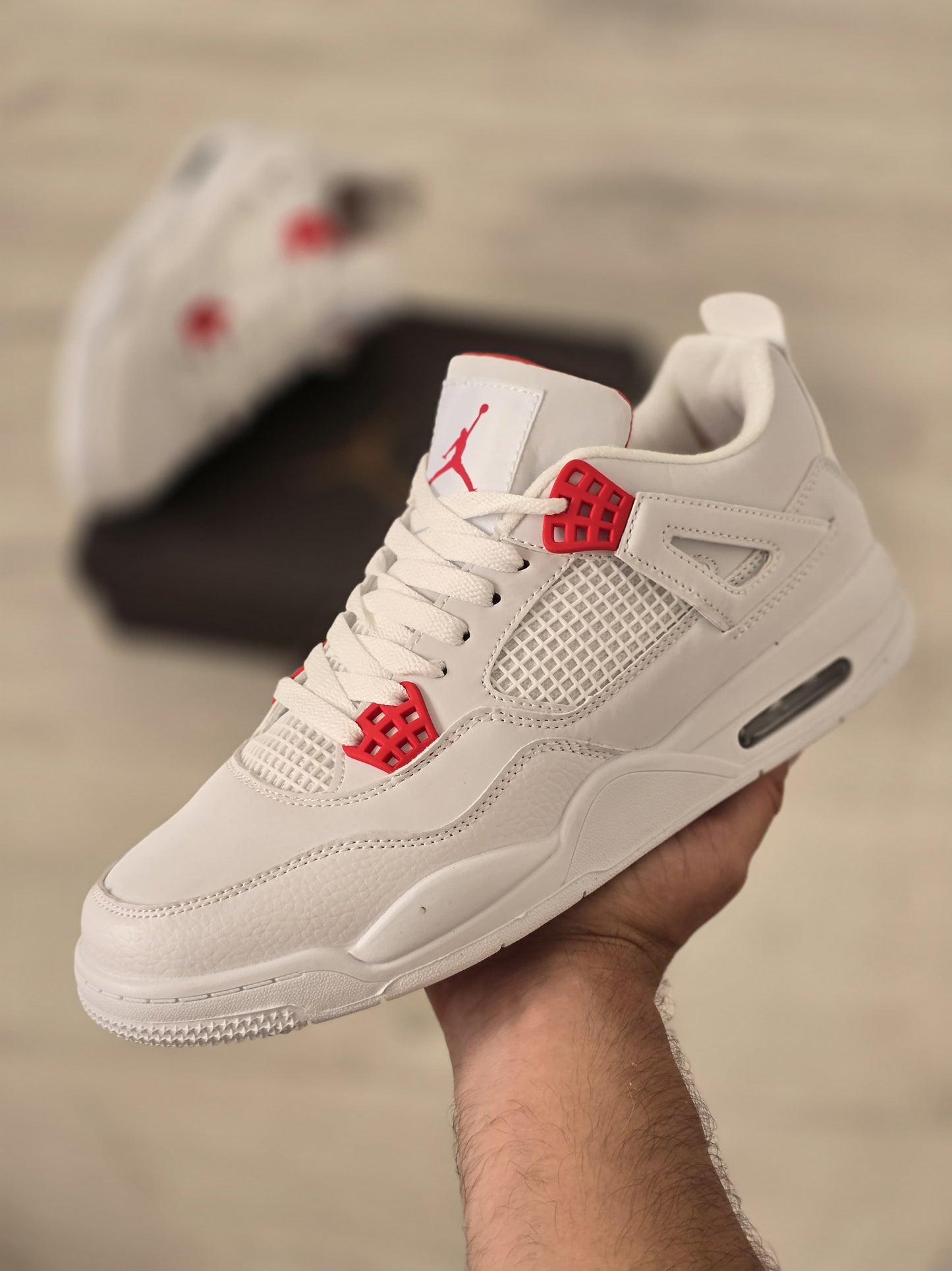 Jordan 4 blanca chapa roja