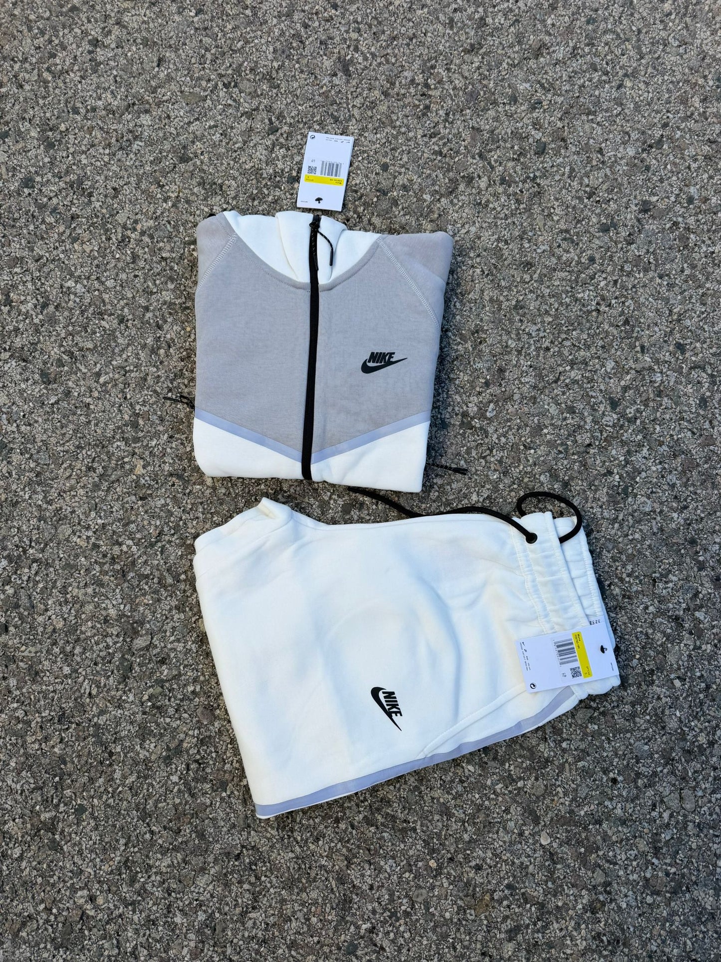 Nike tech blanco gris logo negro