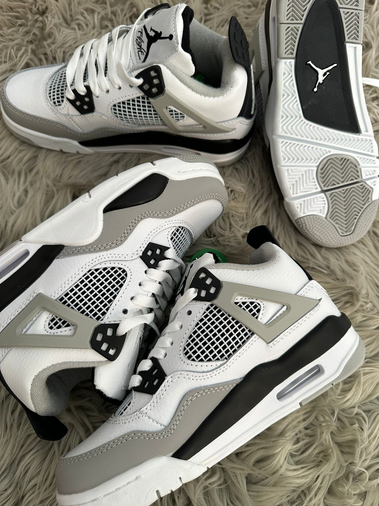 Jordan 4 blancas detalles grises y negros