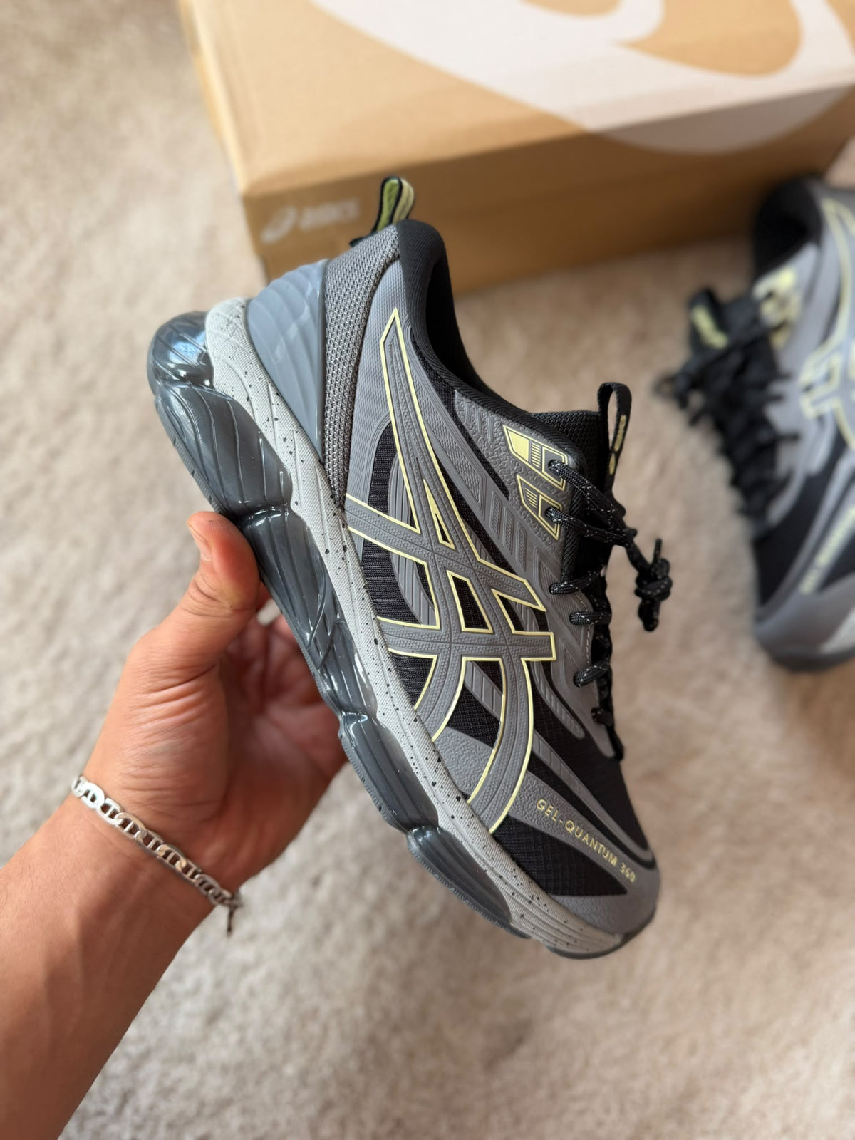 ASICS QUANTUM 360 grises contorno amarillo