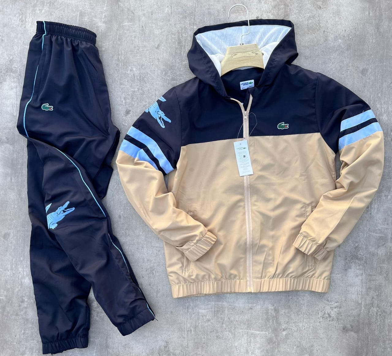 Chandal lacoste crema y azul logo verde