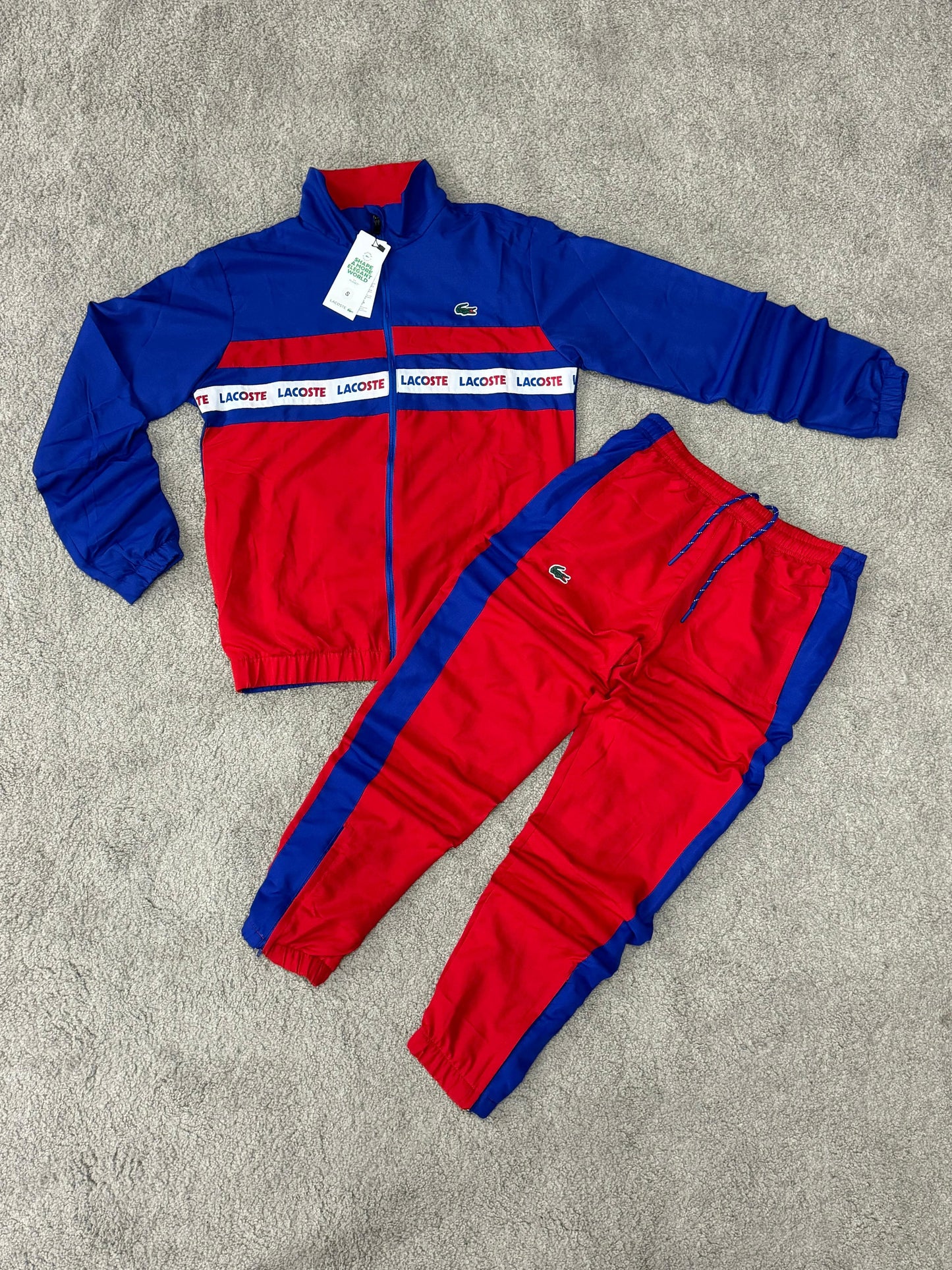 Chandal Lacoste rojo y azul logo verde