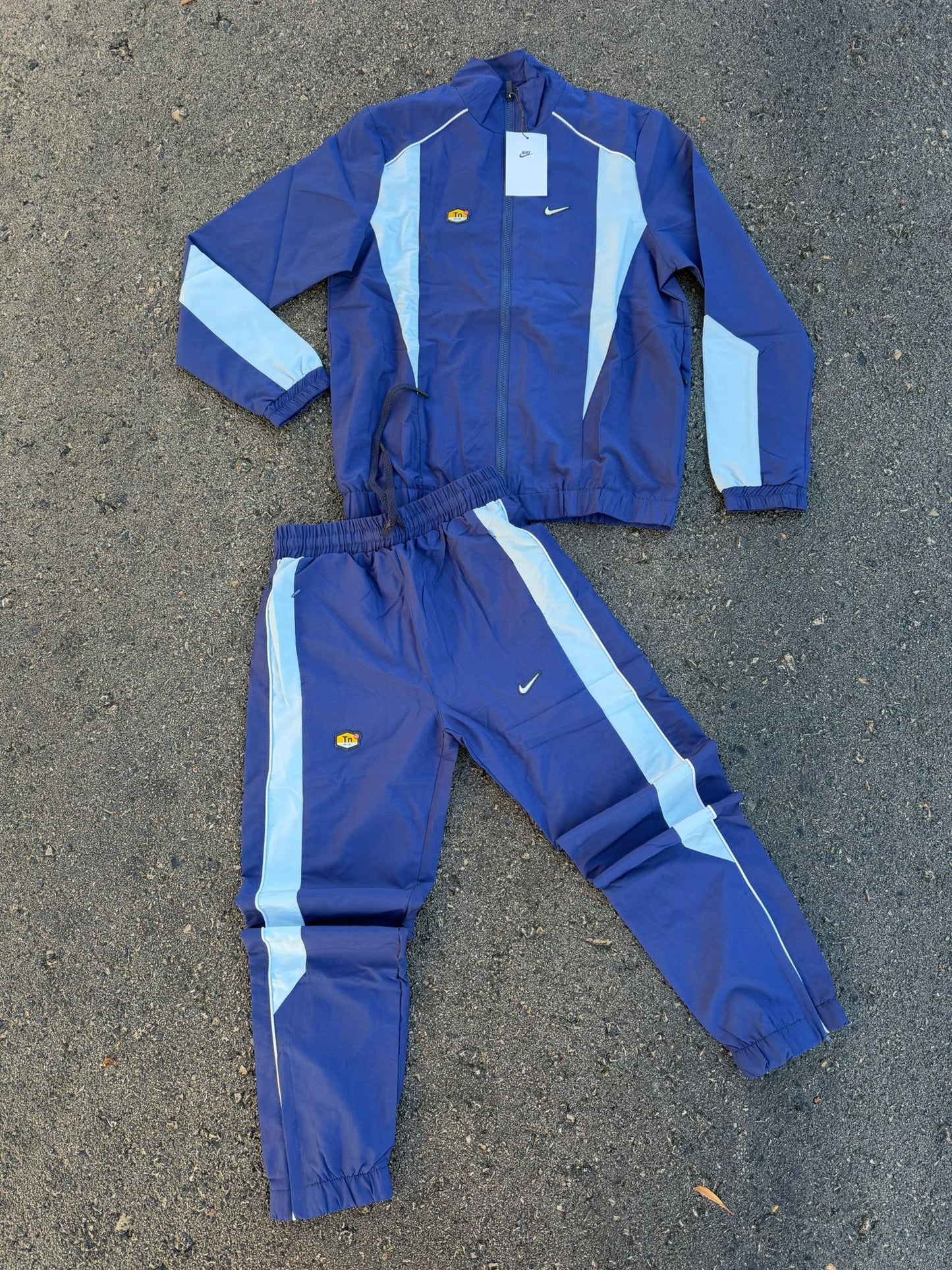 Chandal nike azul y azul claro logo blanco contorno negro