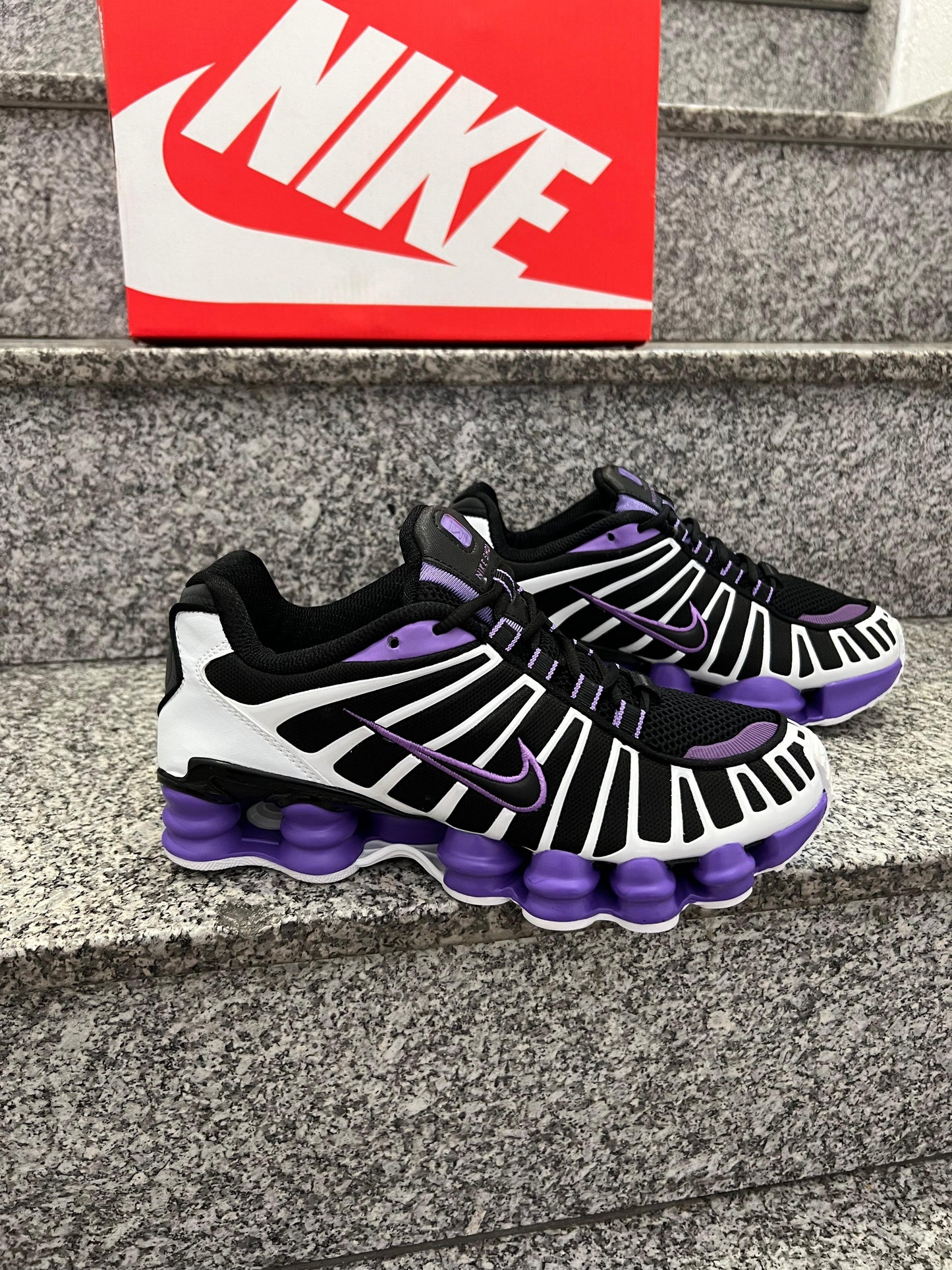 Shox negras y blancas logo negro contorno morado