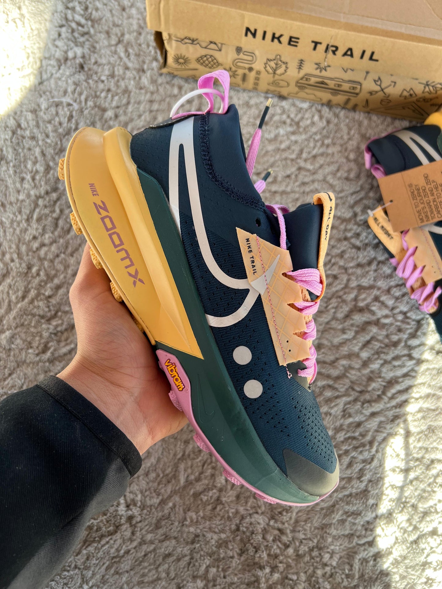 Nike ZOOMX ZEGAMA TRAIL 2 verde oscuro detalles rosas y naranjas
