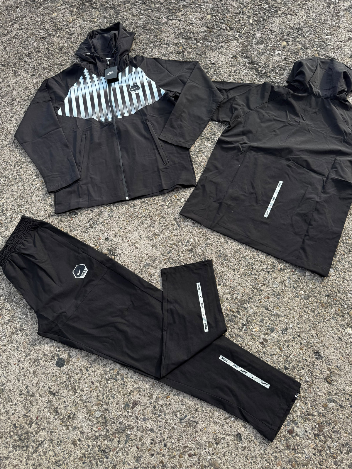 Chandal Nike negro detalles azules logo blanco y negro
