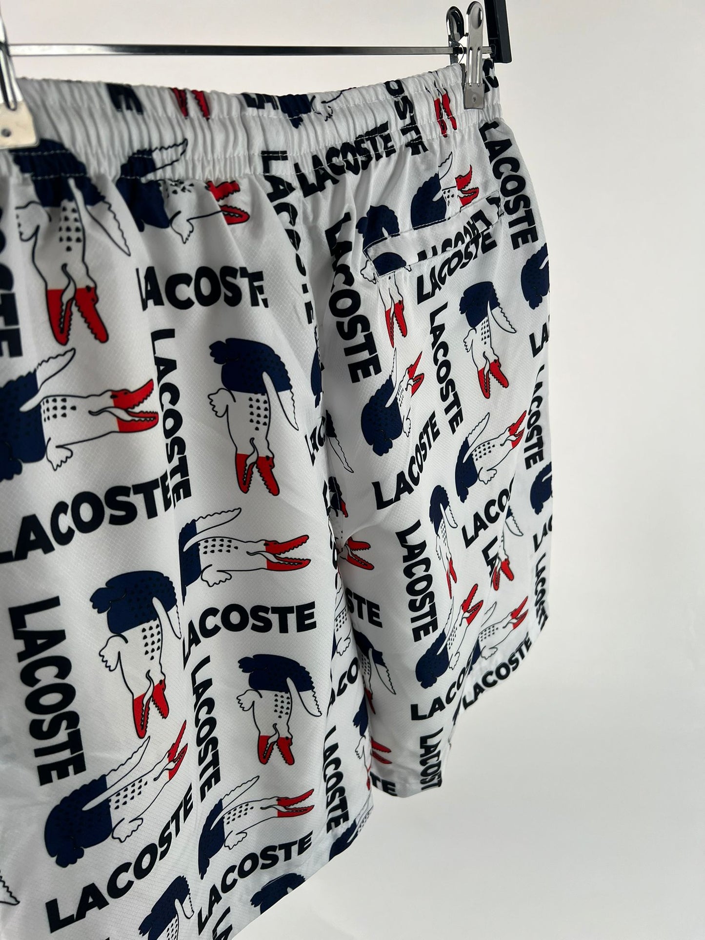 PANTALON CORTO BLANCO LACOSTE LOGOS TRICOLOR