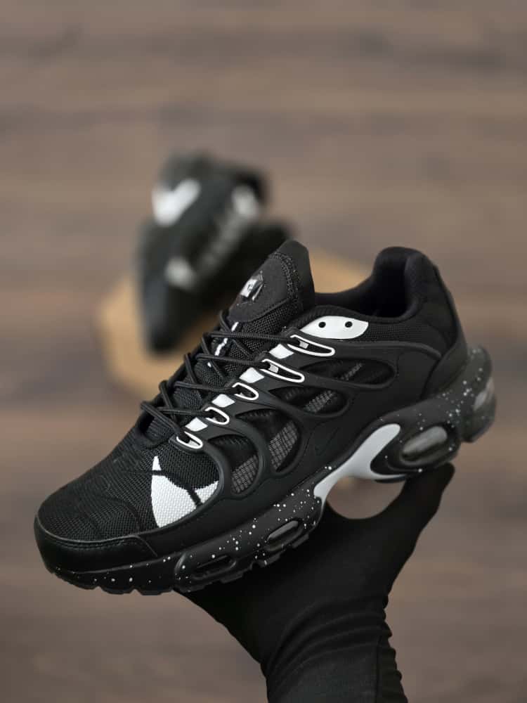 Nike ts negra logo blanco