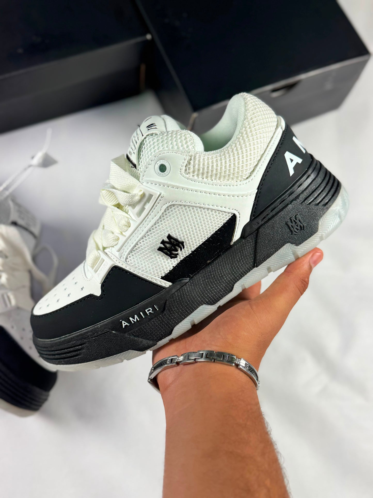 Amiri blancas y negras logo negro