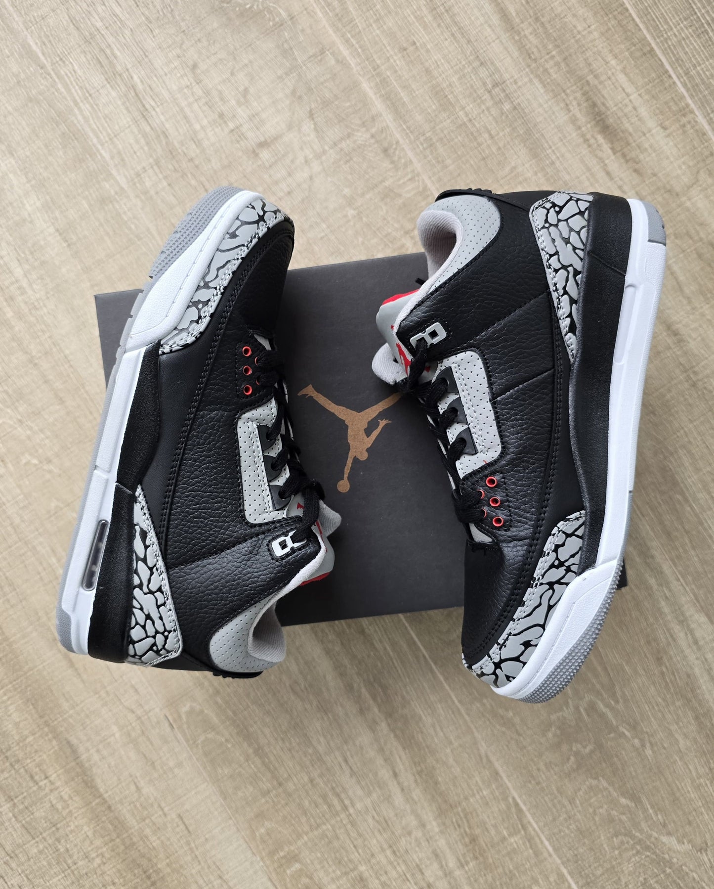 JORDAN 3 NEGRA GRIS