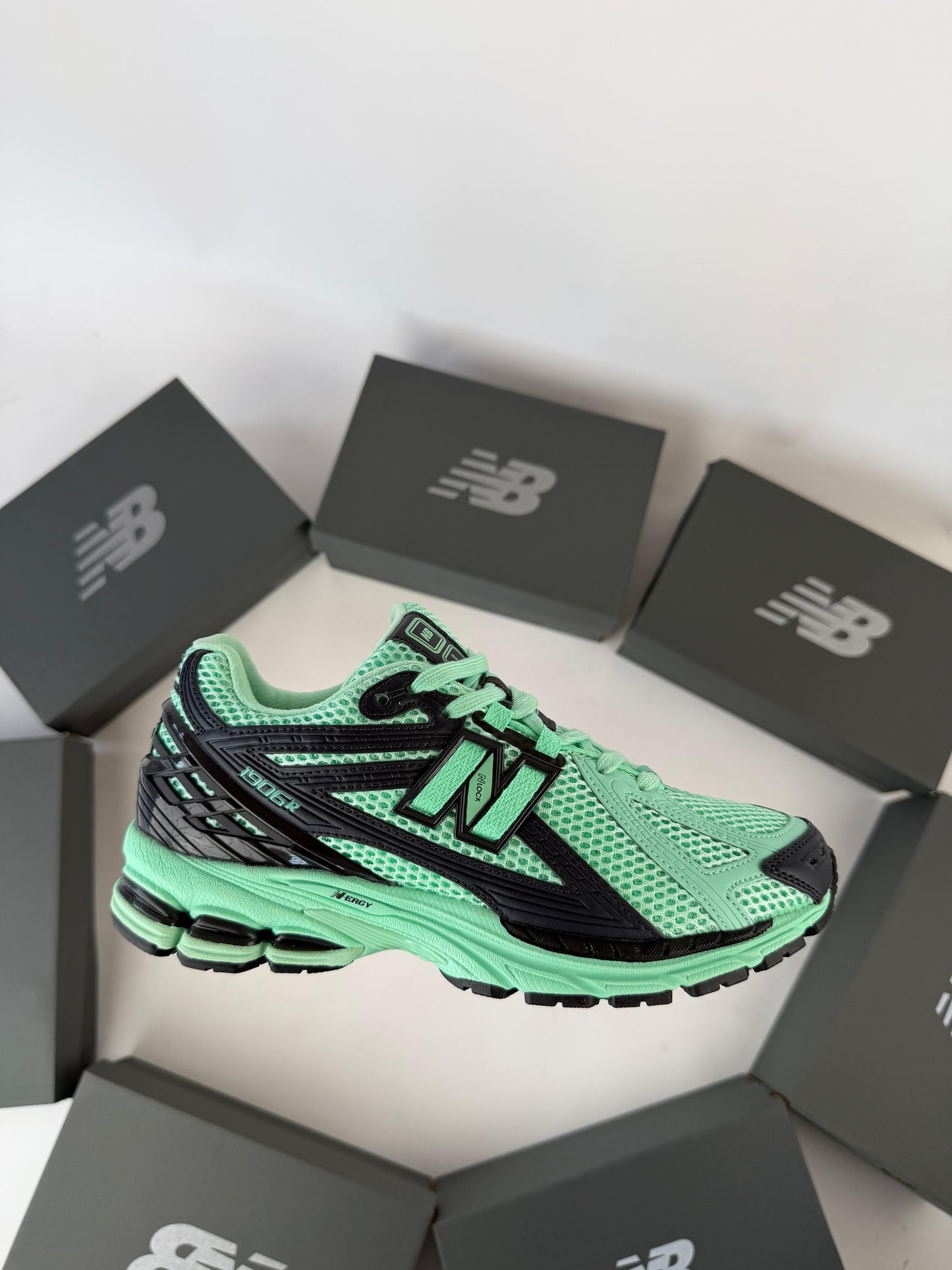 New Balance 1906R verde detalles negros
