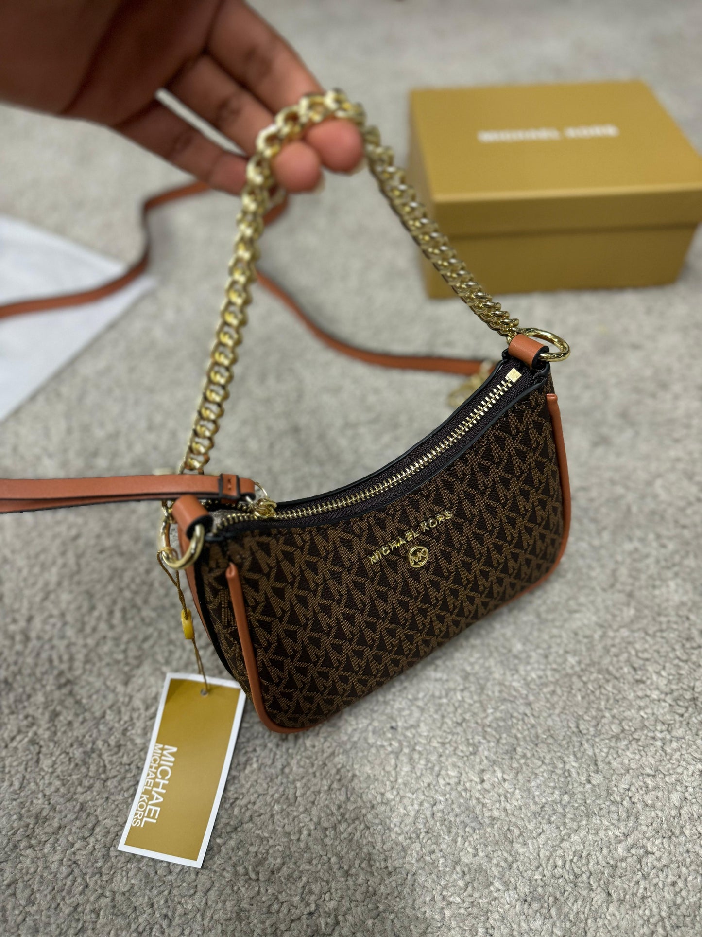 Bolso Mickael Kors marron y naranja logo dorado